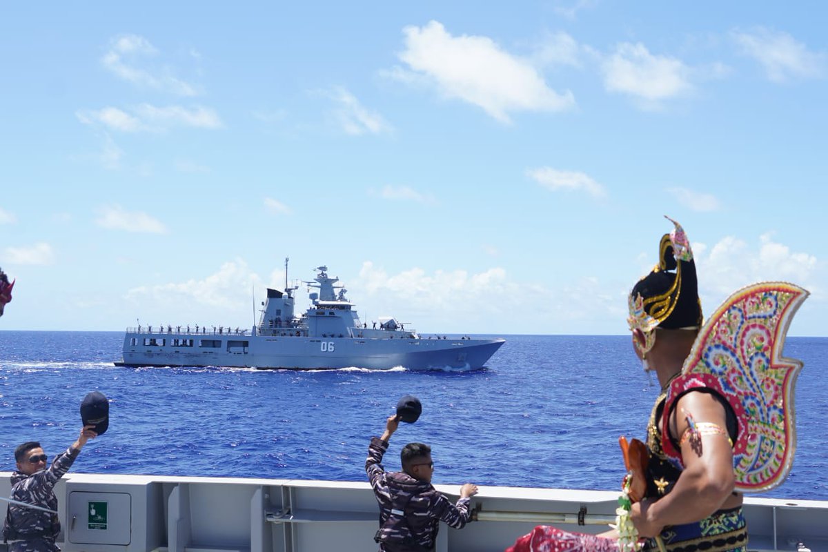 Jatosint's tweet photo. ๐ฎ๐ฉ๐ค๐ง๐ณ
KRI R.E. Martadinata (331) linked up with two Royal Brunei Navy's #TLDB OPVs KDB Darussalam (06) and KDB Darulaman (08) in the Philippine Sea. Both OPVs are also heading to Guam and then Hawaii for @RimofthePacific #RIMPAC
๐ธ TNI AL / 2nd Fleet https://t.co/WfXPf4Wo9v