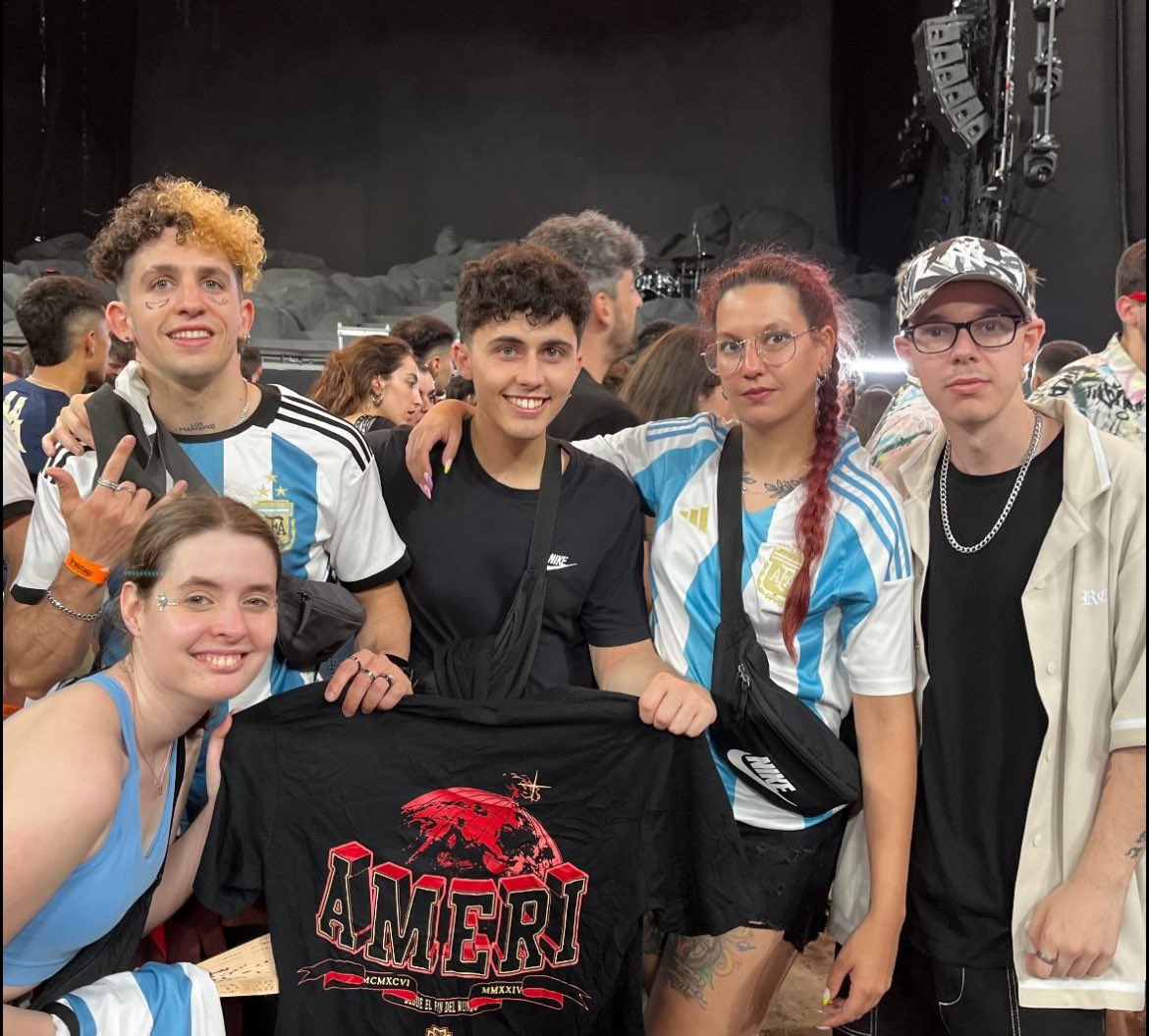 Metalberto18's tweet photo. Mairena del Aljarafe
Wizink
Santiago de Compostela
Bernabeu

No solo es el Duko

Es toda la gente con la que se comparte la experiencia y las horas de cola, creo que eso es mi Ameri 🫶

En casi en todas estuvo mi hermanito pequeño y eso no lo cambio por nada

@DukiSSJ https://t.co/p2MwuUDmfk