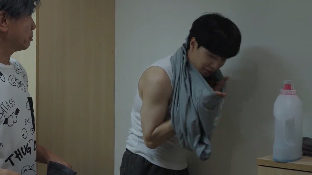moonglowjh's tweet photo. LOL SAVE HIM. Grandpa is taking all of his clothes to wash them 🤣 Jonghyeon really comes out of his shell in this drama. #김종현 #KimJonghyeon #내친구의졸업식 #김민구 #KimMingu #MyFriendsGraduationCeremony https://t.co/YQOvpj4YQs