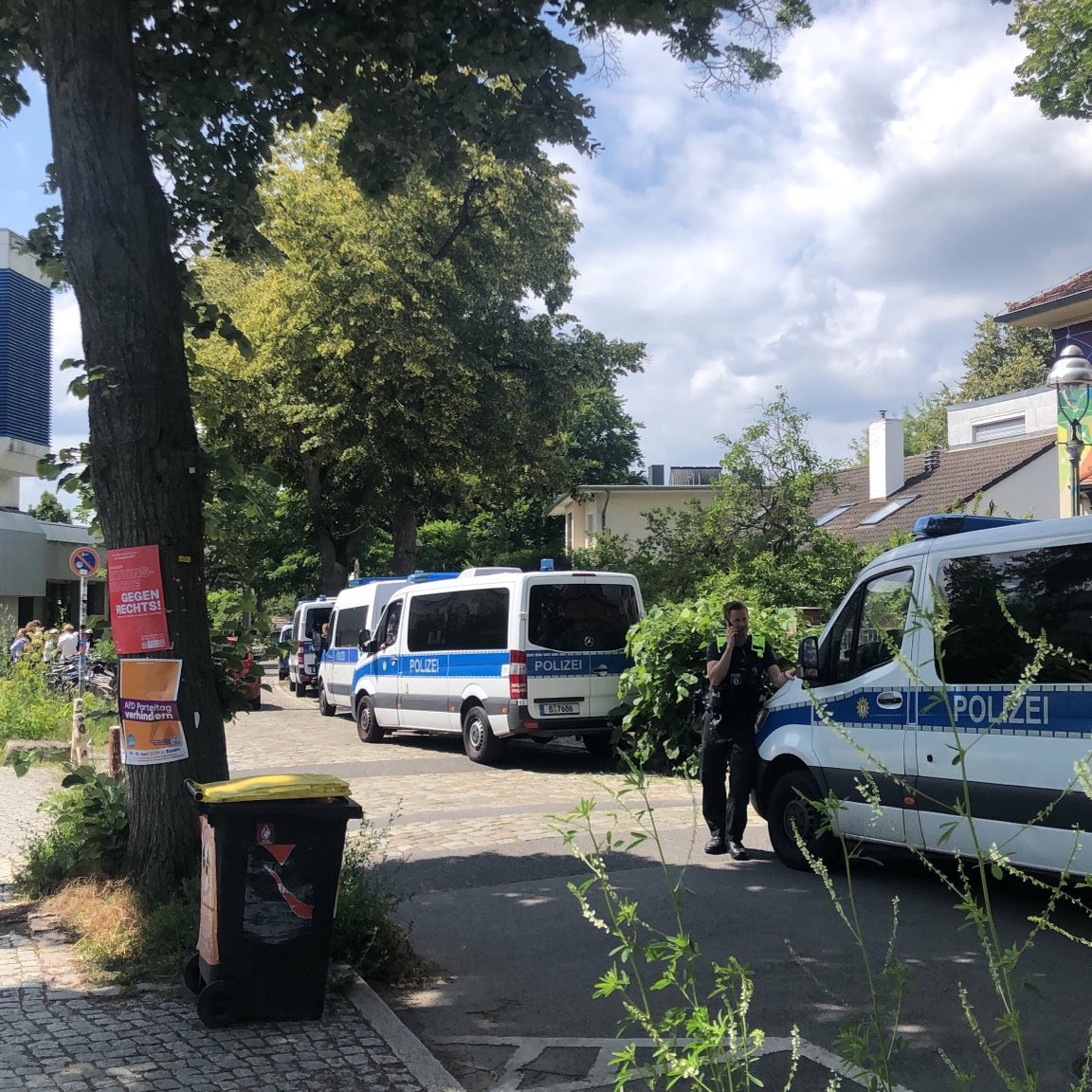 sfp_fu's tweet photo. Police answering the call at FU Berlin. #DisruptionWeek #WeAreAllJabalia

@FU_Berlin @polizeiberlin @kaiwegner  we have questions.

Why are there police on campus, raiding an autonomous student café? What (or who) are they looking for? Who authorized them? https://t.co/XSiQYSt60S