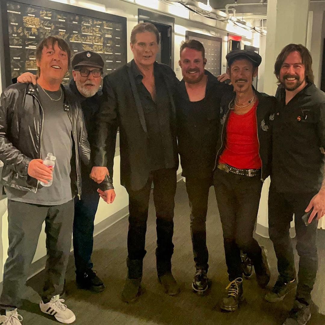 Here’s ‘THE HOFF’ with the rest of the band.
From the left.
Ste <a href="/Will_Fuzz/">Will Sergeant</a> <a href="/DavidHasselhoff/">David Hasselhoff</a> <a href="/mikesmithsax/">Mike Smith Muso</a> Gordy <a href="/sifinley/">Simon Finley</a>