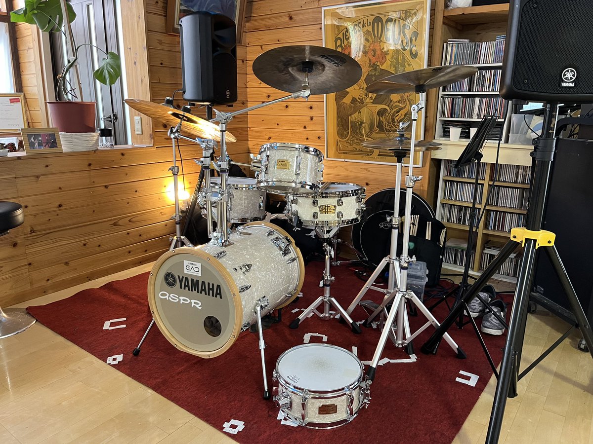 inopon_drums's tweet photo. 昨日は社交ダンス教室にてドラム伴奏♪
今年もお呼びいただき、ありがとうございました✨
リズム視点からのレクチャーも少しさせていただきました！
海外では社交ダンスのレッスンにおいて、ドラムやパーカッションの伴奏が付くというスタイルが広まっているそうです！
日本でもぜひ！🫰 https://t.co/zUDvmd9GM9