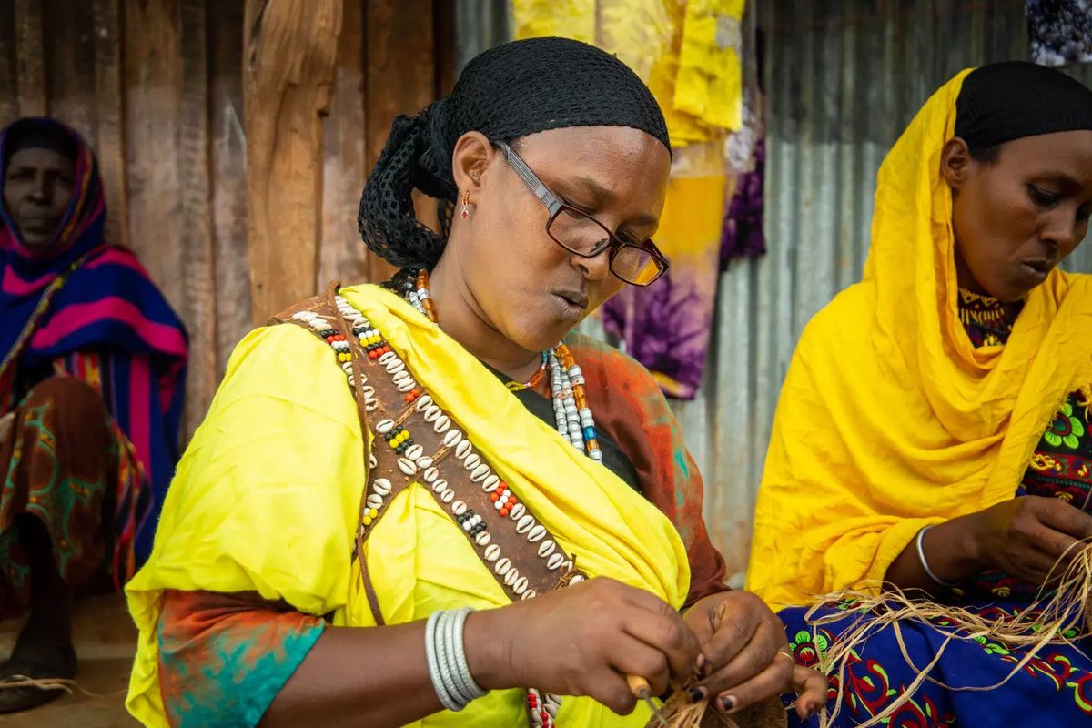 UshangaKE's tweet photo. Borana women busy at work weaving "Chicho" with the support of their husbands, in Marsabit County.
"Chicho"is a traditional woven container-like structure that is commonly used by Borana community to store milk.
We love to see men supporting our beautiful women!
#UshangaKe https://t.co/PcXJzuGtIu