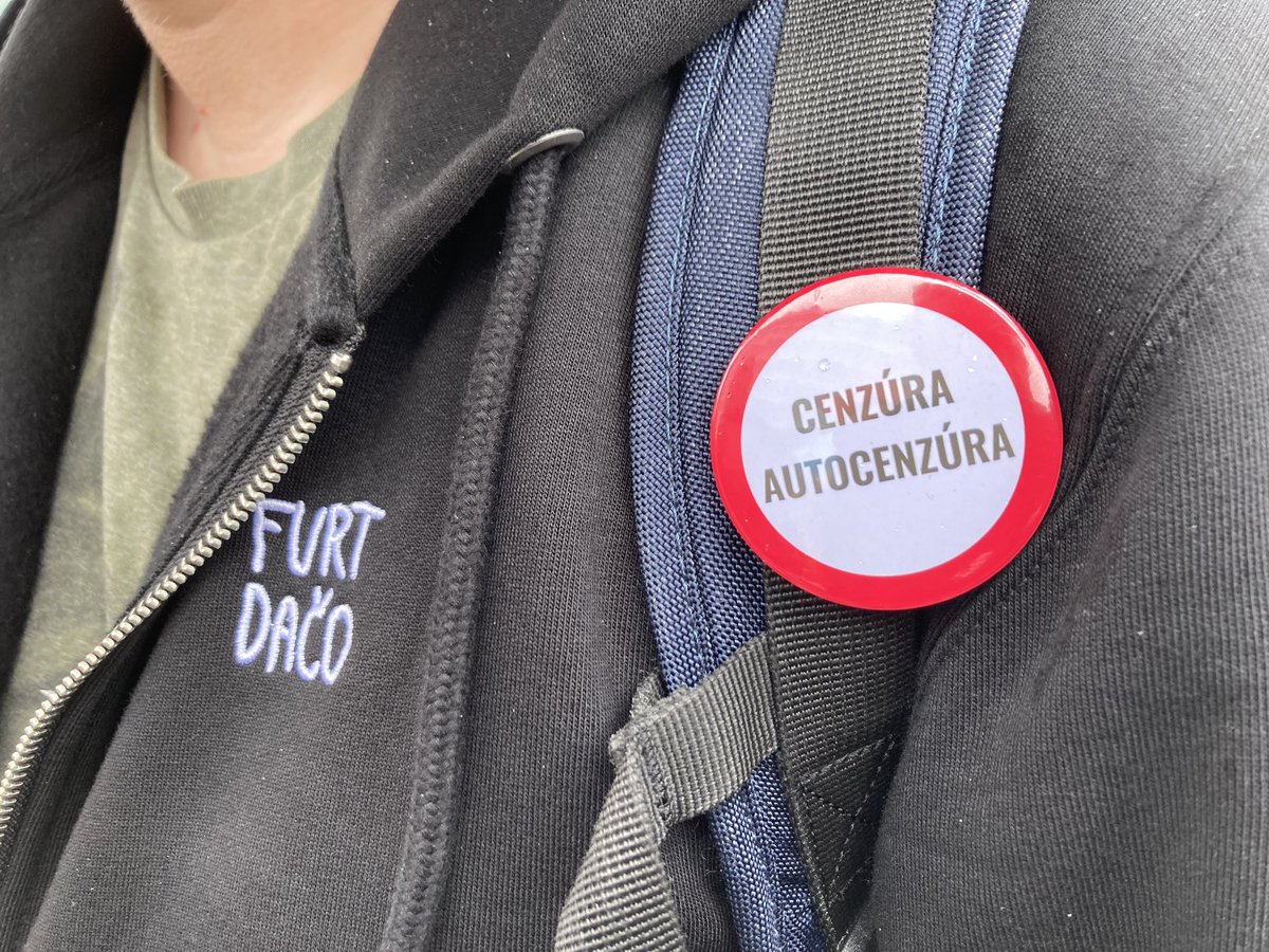 ladislavnov's tweet photo. Zaměstnanci RTVS stávkují na protest proti rušení veřejnoprávního telerozhlasu. Před úřadem vlády zní pokřiky “Svobodná média” nebo “Dáváme vám prostor” @Radiozurnal1 @CRoPlus @iROZHLAScz @rtvs https://t.co/xRyzQdOP4C