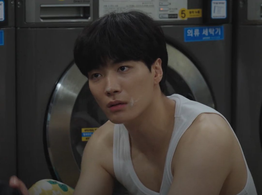 moonglowjh's tweet photo. Mingu could kill the grandpa for messing with his laundry 🤣 but gosh he's so cute! #김종현 #KimJonghyeon #내친구의졸업식 #김민구 #KimMingu #MyFriendsGraduationCeremony https://t.co/SZ5PncibBn