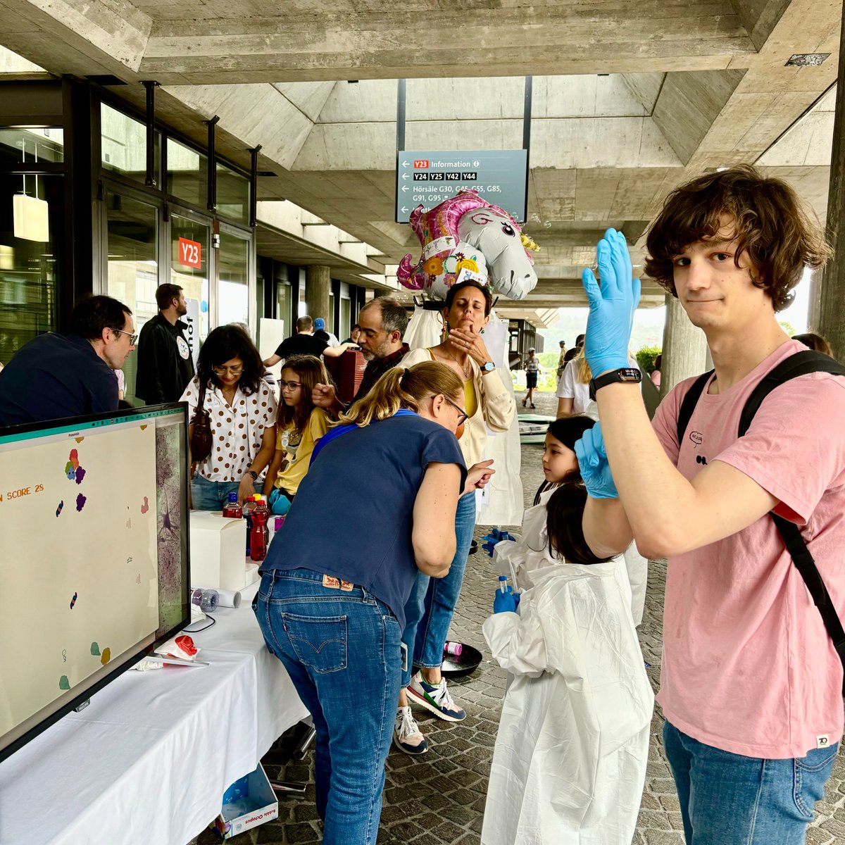 Chocobosauwurm's tweet photo. 🎉 We had an amazing time at the Science &amp; Nature festival! 🧪✨
Many came to visit and took their first profile picture as a scientist with beautiful phase separation in tubes and big smiles! 📸😊 https://t.co/JgcJaOmkzx
