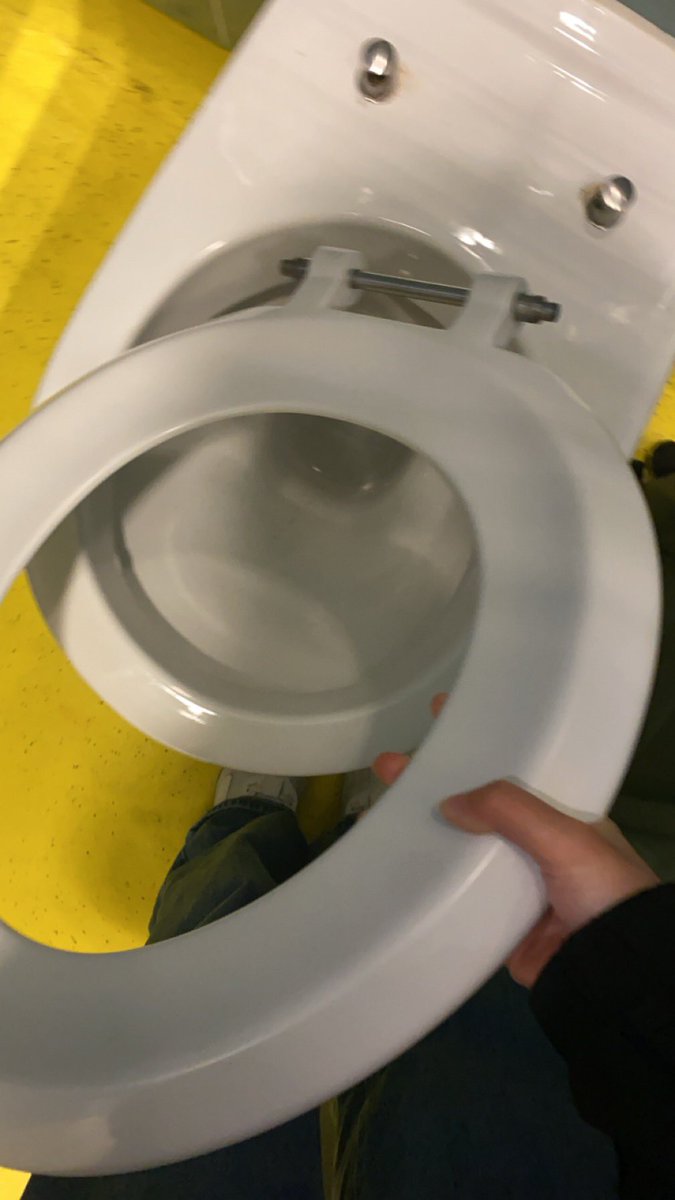 FUCKK I WAS FUCKING AROUND WOTH THE SCHOOL TOILET FOR SHITS AND GIGGLED BUT IT BROKE HELP WHAY DO I DO