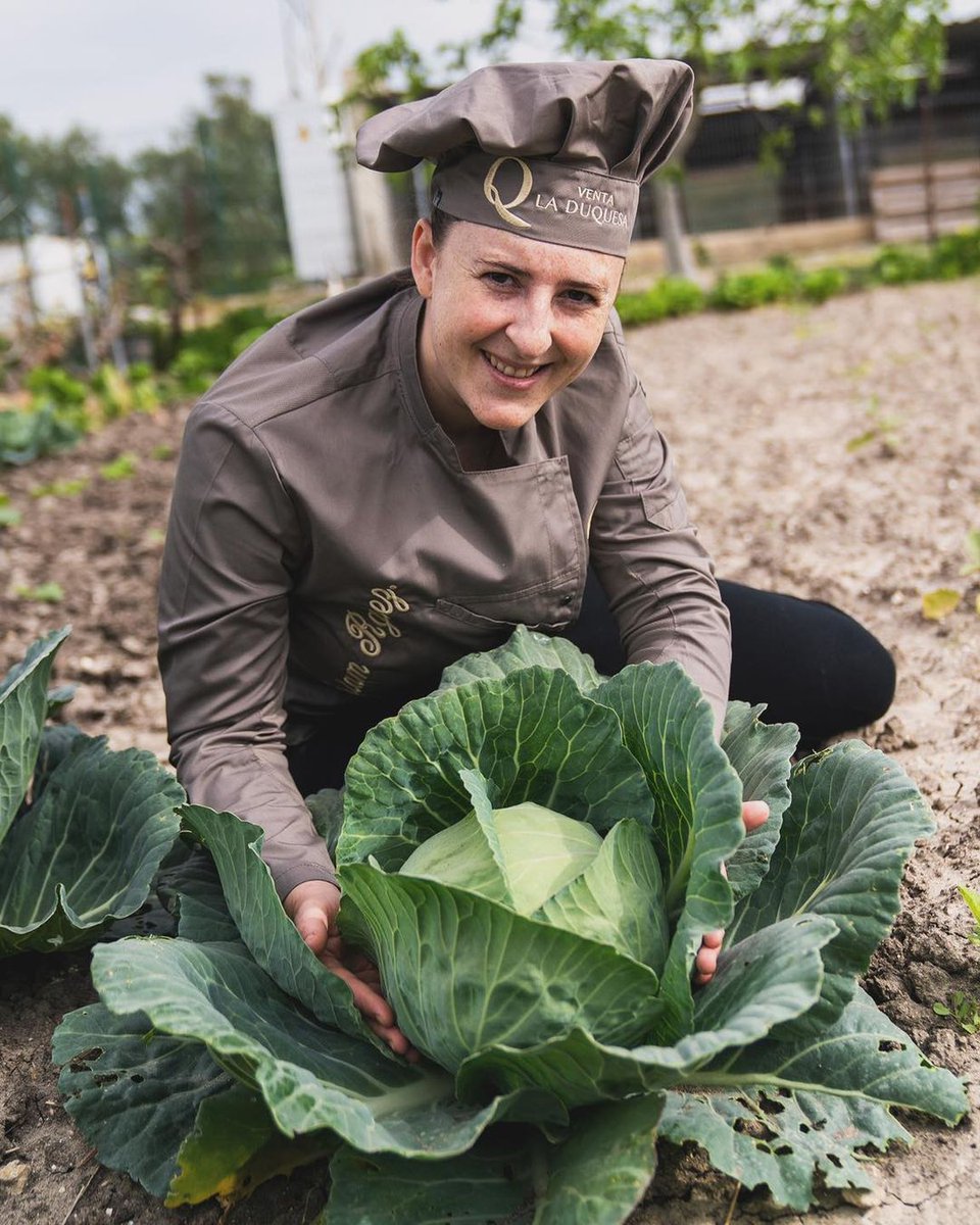En la Duquesa cultivamos en 𝙣𝙪𝙚𝙨𝙩𝙧𝙖 𝙥𝙧𝙤𝙥𝙞𝙖 𝙝𝙪𝙚𝙧𝙩𝙖 verduras y hortalizas que recolectamos en el momento exacto para dar a nuestros platos ese toque especial.
.
#ventaladuquesa #Restaurante #cocinatradicional #cocinakm0 #cocinadetemporada #laduquesamedina