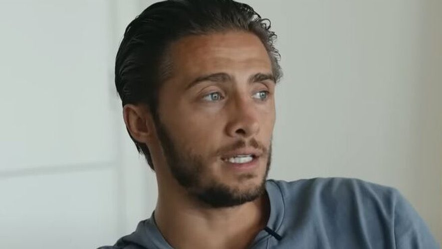 Alerte 🚨 info : Dylan Thiry, l’influenceur controversé bien connu des réseaux sociaux, fait actuellement parler de lui pour des raisons bien moins reluisantes que d’habitude. Séjournant actuellement aux Comores, le jeune homme serait recherché pour être reconduit à la frontière.