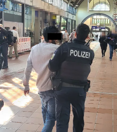 Taykra's tweet photo. Erneuter Großeinsatz in #Lübeck: Syrer (22) bedroht im Hauptbahnhof Schulklasse mit Messer, ertrinkt auf der Flucht im Fluss. Tage zuvor drohte er im Bahnhof mit einer Bombe, überfiel und beraubte einen Rentner und einen 18-Jährigen mit Messer. Karma https://t.co/qa64fTxp3h https://t.co/K1bT7mciy4