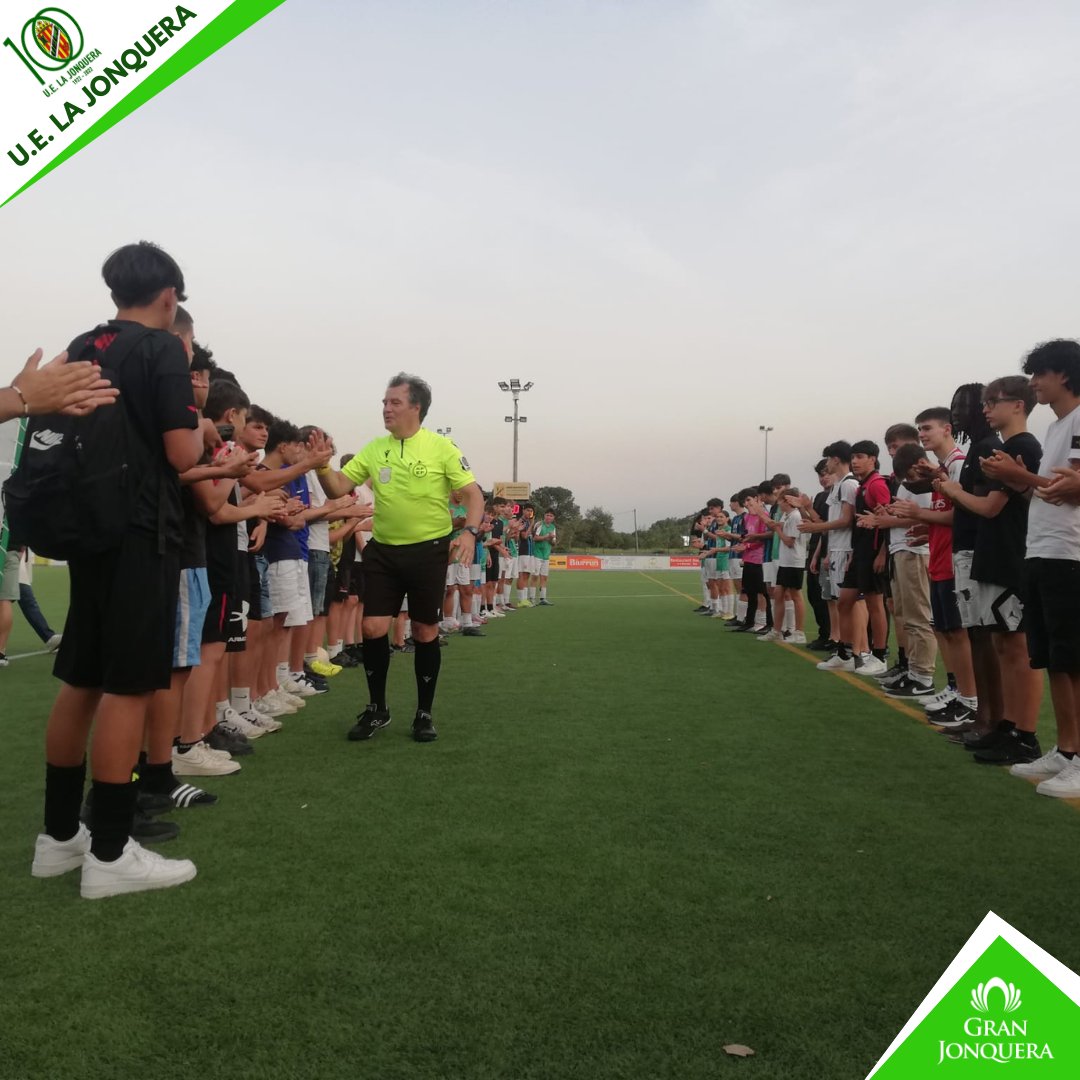 UELaJonquera's tweet photo. 📣🅄.🄴. 🄻🄰 🄹🄾🄽🅀🅄🄴🅁🄰📣

🗣 Dissabte, el col·legiat Cèsar Romero va rebre un emotiu homenatge, en el marc del Memorial Joan de Sousa, en el seu comiat oficial de l'arbitratge. Molta sort en el futur!👏⚽️

🤝 #UELJ100 #futbolcat #2cat1 #verdsiblancs #somjonquera💚⚪👇 https://t.co/YZI9DMV7zZ
