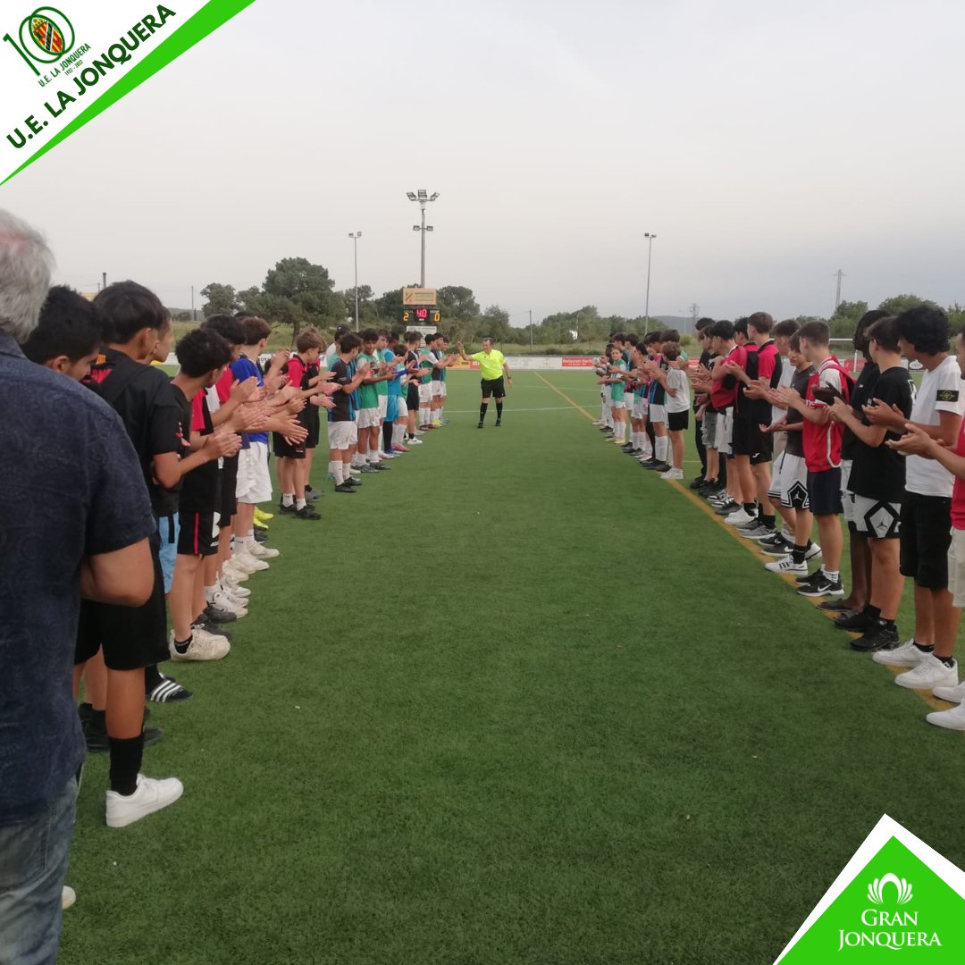 UELaJonquera's tweet photo. 📣🅄.🄴. 🄻🄰 🄹🄾🄽🅀🅄🄴🅁🄰📣

🗣 Dissabte, el col·legiat Cèsar Romero va rebre un emotiu homenatge, en el marc del Memorial Joan de Sousa, en el seu comiat oficial de l'arbitratge. Molta sort en el futur!👏⚽️

🤝 #UELJ100 #futbolcat #2cat1 #verdsiblancs #somjonquera💚⚪👇 https://t.co/YZI9DMV7zZ
