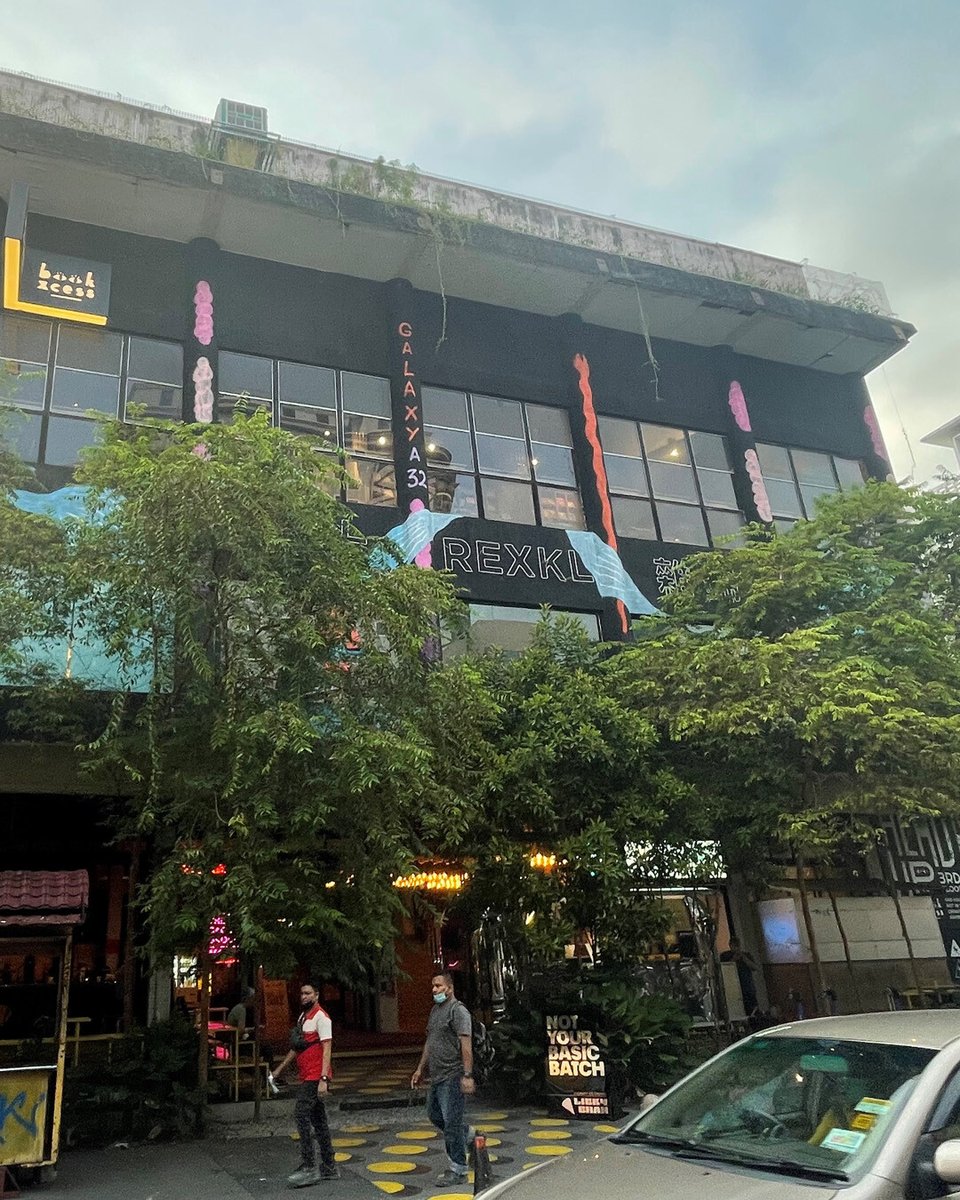 InsideAsiaTours's tweet photo. Visit the REXKL community in Kuala Lumpur for events, exhibitions, performances, shopping, bookshops, food and beverages — especially their proud speciality: lemongrass beer: https://t.co/DQu4LgNJch ⬅️🎨🍺 https://t.co/D0xPUVR2wc