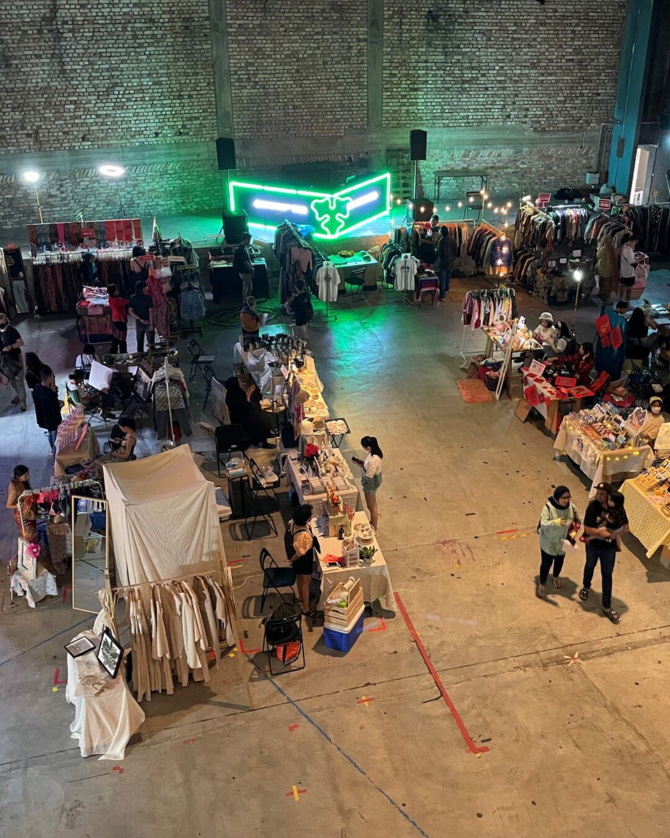 InsideAsiaTours's tweet photo. Visit the REXKL community in Kuala Lumpur for events, exhibitions, performances, shopping, bookshops, food and beverages — especially their proud speciality: lemongrass beer: https://t.co/DQu4LgNJch ⬅️🎨🍺 https://t.co/D0xPUVR2wc