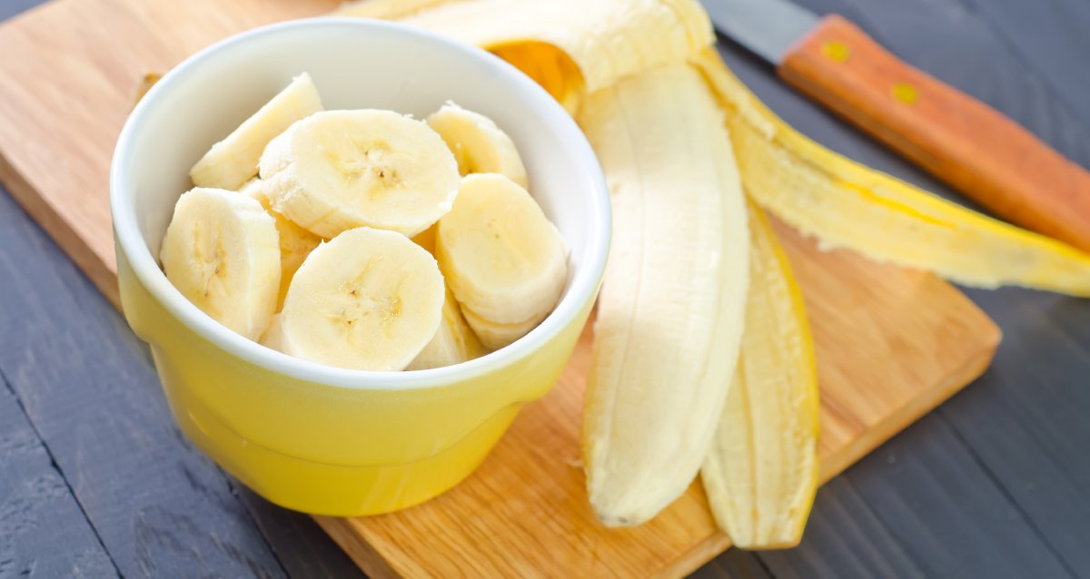 WebMD's tweet photo. Bananas contain tryptophan, which is a beneficial amino acid. In your body, it gets converted to serotonin, which boosts mood! https://t.co/Q4fC2YHtEA https://t.co/DNJx2n7EIz
