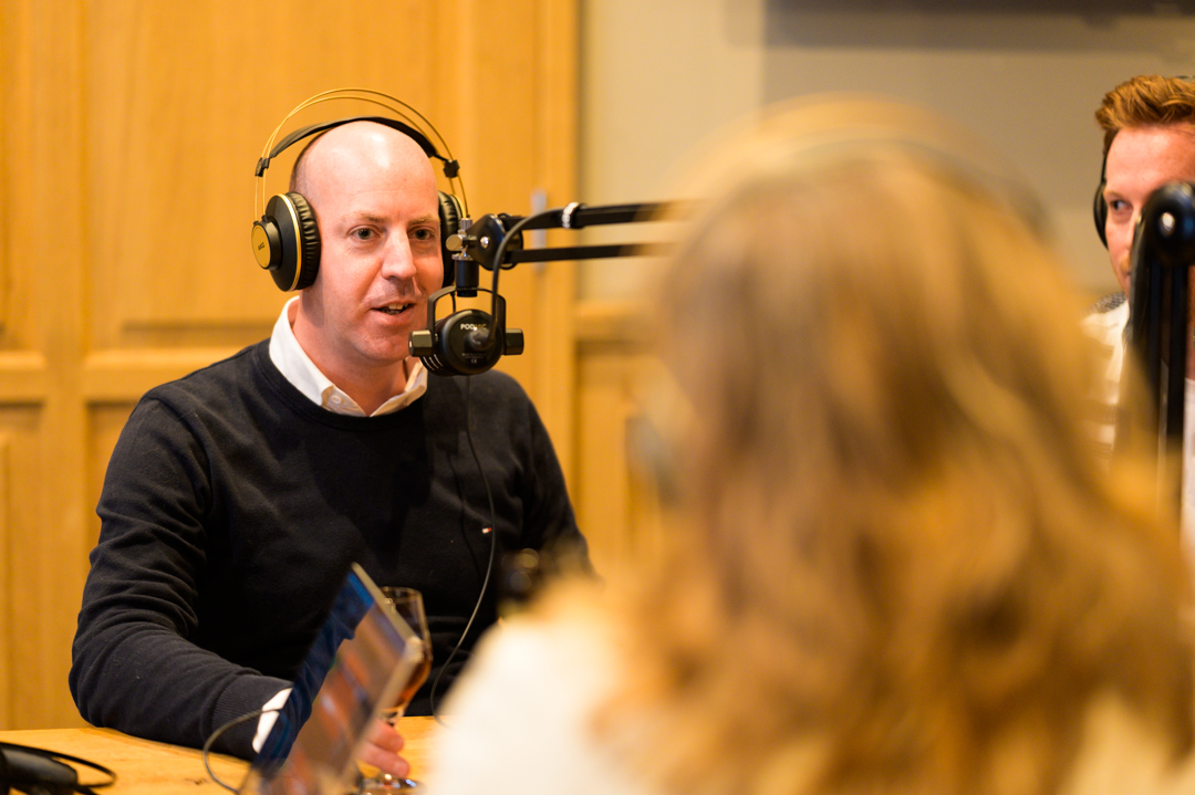 De Horecabond (@dehorecabond) on Twitter photo In podcastserie ‘De Stamtafel’ praat Jeannine Sok met bekende en onbekende gasten uit de horeca over gastvrijheid.
Dit keer nam kersverse voorzitter <a href="/EdwinvlekFNV/">Edwin Vlek</a> plaats aan de stamtafel. Benieuwd naar zijn visie en verhalen? Luister de hele podcast🎧👇
gastologie.nl/podcasts/edwin… In podcastserie ‘De Stamtafel’ praat Jeannine Sok met bekende en onbekende gasten uit de horeca over gastvrijheid.
Dit keer nam kersverse voorzitter <a href="/EdwinvlekFNV/">Edwin Vlek</a> plaats aan de stamtafel. Benieuwd naar zijn visie en verhalen? Luister de hele podcast🎧👇
gastologie.nl/podcasts/edwin…