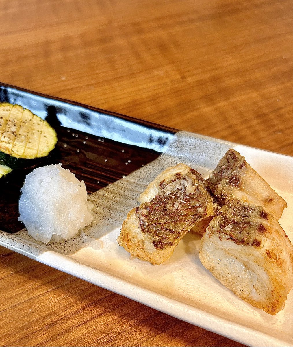 bean_bin_vin's tweet photo. ✨第1回 UWAJIMA TAICHIRO CUP✨
🐟愛媛の高級養殖鯛 #鯛一郎クン 料理コンテスト🐟

"鯛の竜田揚げ“
実質10分で出来る簡単レシピ

👨‍🍳レシピ👩‍🍳
鯛を流水にさらし解凍します
(20分ぐらいで解凍できるのが嬉しい🙌)

鯛を大きめの一口大(厚切りがおすすめ)に切って塩胡椒をかけます

切っている間に添え物の野菜を素揚げ
鯛の切り身に片栗粉をまぶして
揚げます

美味しい鯛なので塩で食べるのがおすすめですが大根おろしと醤油でも美味しかったです

お試しください👍

#鯛一郎クンCup
#株式会社タイチ
#MetaKozo