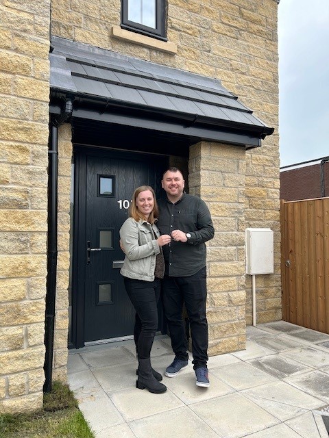 viaducthousing's tweet image. Congrats, Lydia and Kyle! 💜 

They received the keys to their new home at our Melford Road development this week! Wishing you all the happiness in the next chapter of your journey. 

#Melford #HazelGrove #NewBuildDevelopment