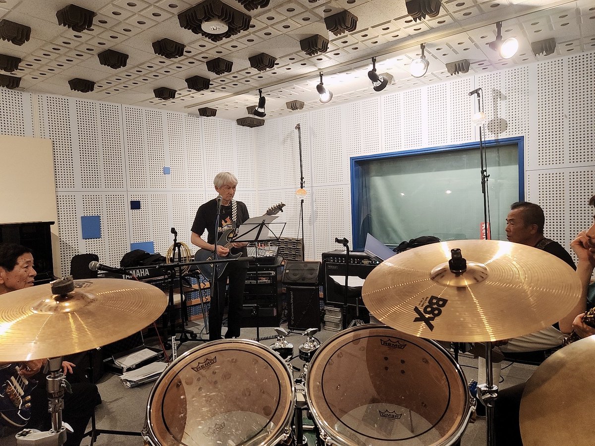 keiyoshidakds's tweet photo. ミッキー大場さんバンドの練習に、
夙川に有りますスタジオ「NU-VU」に来させて頂いています🎵
6月28日(金)兵庫駅に有りますライブ&レストラン「高架伍拾七」でライブが有ります!
どうぞ皆様、お友達等お誘いの上、
お越しくださいませ⤴️⤴️💐
#ミッキー大場 #NUVU #バンド #高架伍拾七 #兵庫 https://t.co/V9Pny50Sop