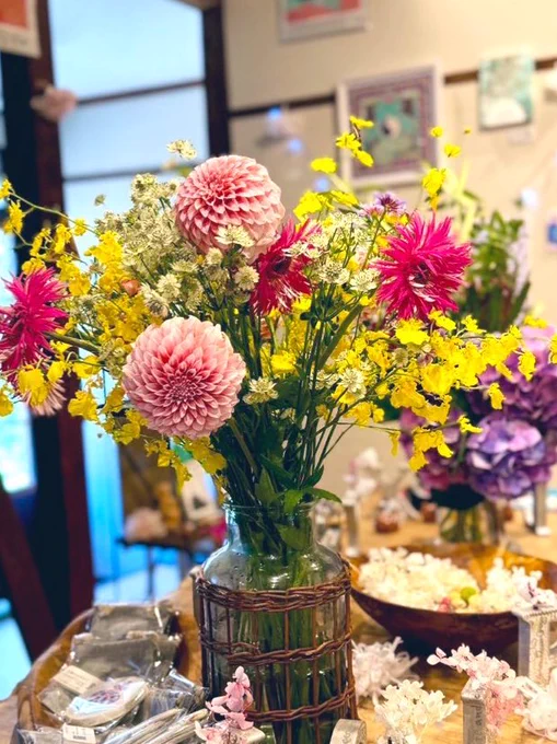 今回は「お花」がテーマでしたしょんちゃん( )「お花だったら彼女に相談したら?」という提案からの、祥子ちゃん( )の素晴らしいお花の演出が成功のカギでしたご来場のみなさんがこの花にとても癒されているのが分かりました(私も)ダブルしょうこ、すごいんです 