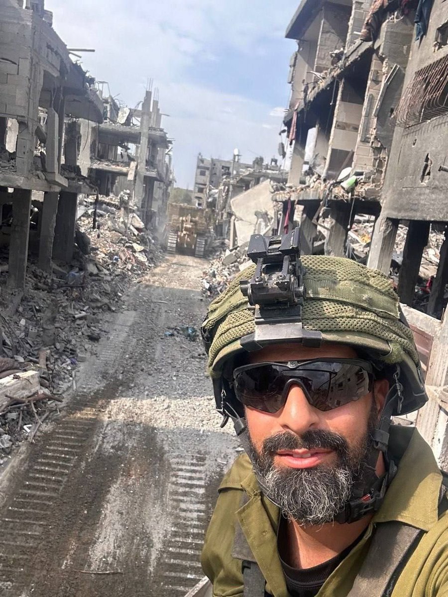 Han Yunus'ta sivillerin evlerini yıktıktan sonra poz veren İtrailli bu soysuz orduya geri dönmemek için intihar etmiş! Ne demişti Ebu Ubeyde; “Ya yakalanacaksınız! Ya öleceksiniz! Ya sakat kalacaksınız! Ya da aklınızı kaybedeceksiniz!”
Allah'ın gazabı üzerine olsun.