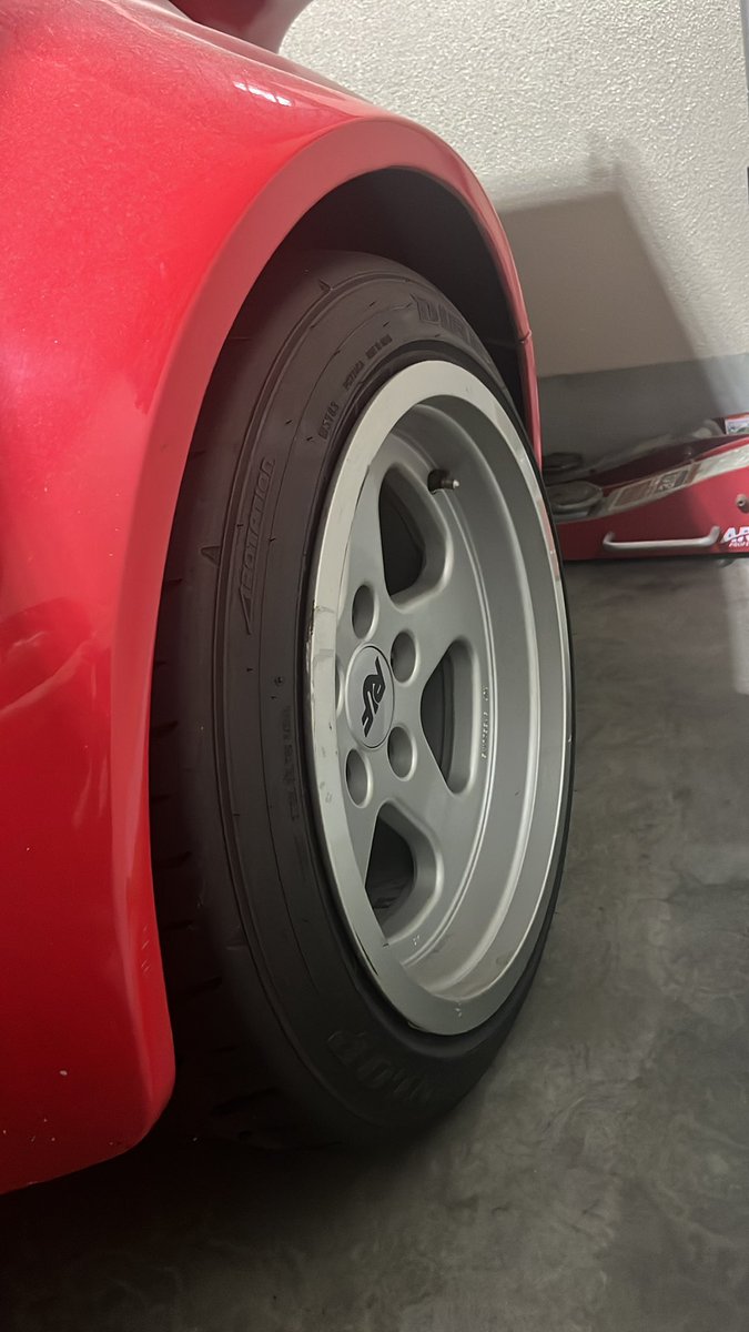 tatsubonpower's tweet photo. #ホイールに出会う経緯
信号待ちで後ろについた車から降りてきた紳士がいきなり「ホイール買いません？」
ポカーンとしたものの、話を聞くと
イエローバードに乗ってたけど車は売ってしまってホイールとシート残ってるからこの車に似合いそうやしどうですか？と
値段は破格。
即決しましたよそらねぇ https://t.co/yJ8GaVz15h