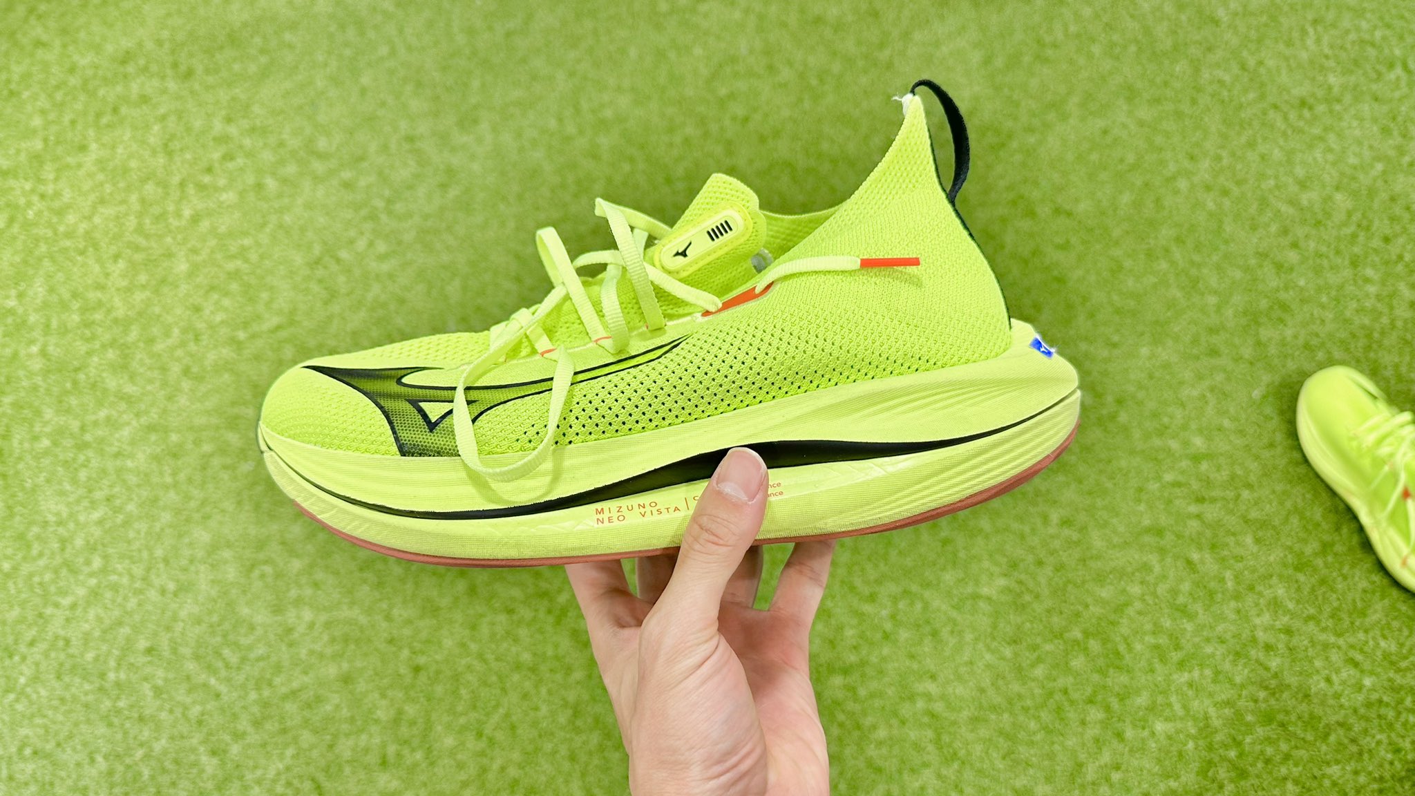 Mizuno NEO VISTAネオビスタ ランニングシューズ ネオンイエロー