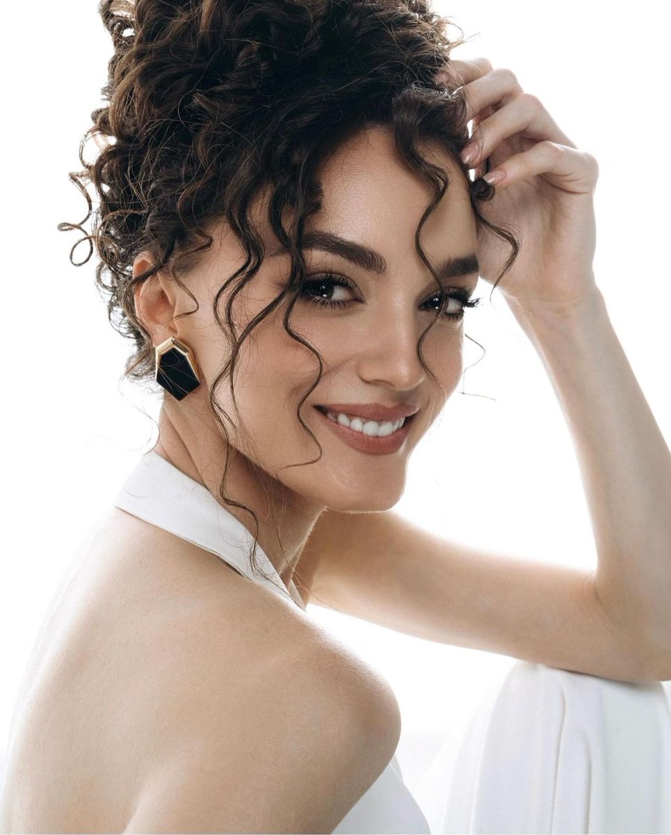 Nana 🥹🤍
Ya seni yerimm güzel kadın 
Bu tatlılık, bu güzellik halis mi 🥹
Yine harika bir çekim yine sen 🤌
Işığın daha çok parlasın ✨

#NanukaStambolishvili