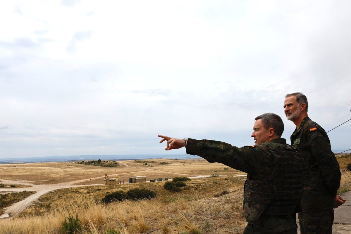 CasaReal's tweet photo. El Rey asiste en Zaragoza al Ejercicio “Atlas 24” del @EjercitoTierra, liderado por el Grupo de Artillería II/71 y en el que participan sistemas de detección de Artillería Antiaérea contra sistemas aéreos no tripulados.

➡️https://t.co/BzROR8anEX https://t.co/MUuiJRVWBV