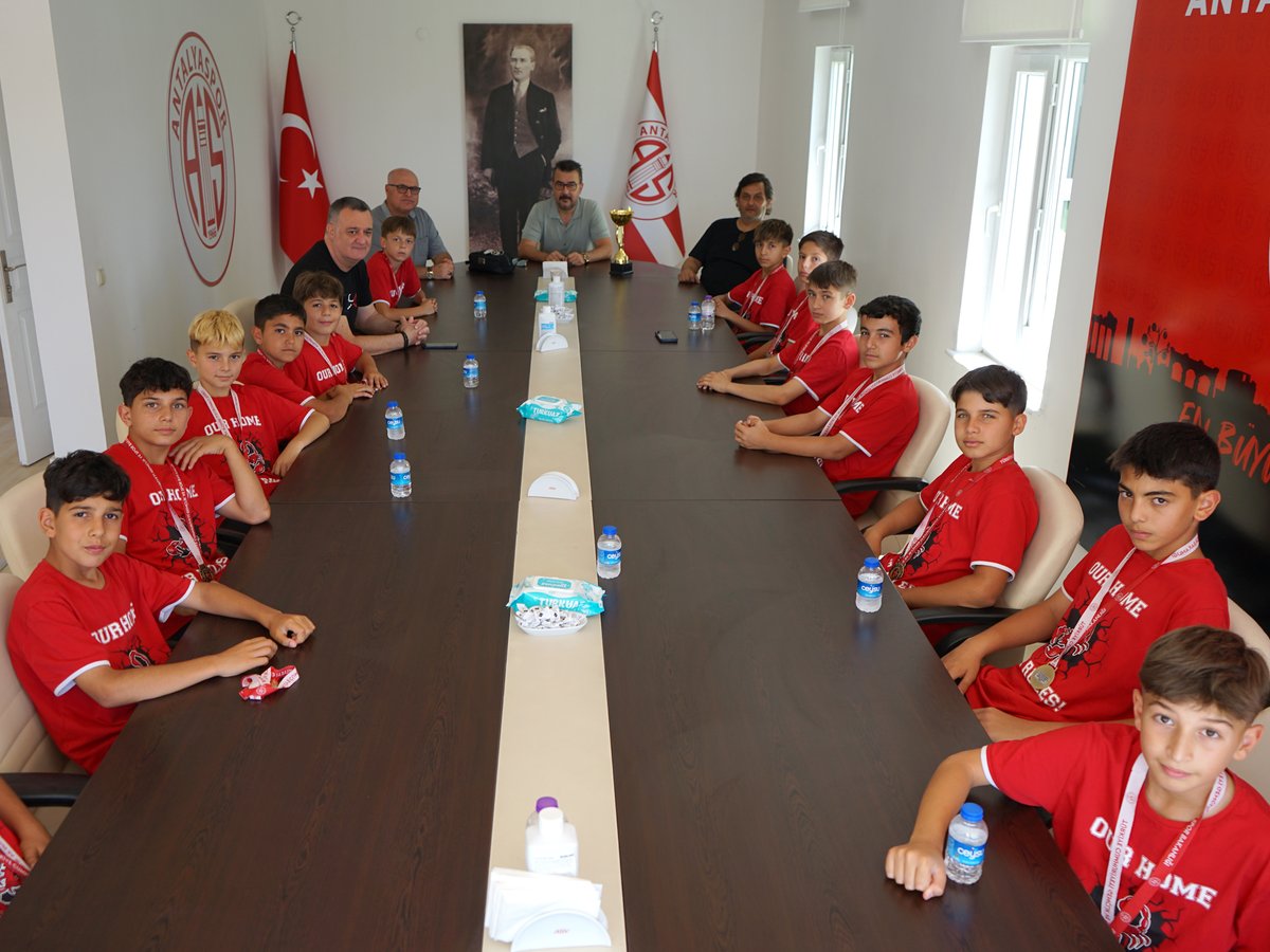 🏆⚽️ Kadrosu Antalyaspor Futbol Akademisi U12 yaş klasmanı futbolcularımızdan oluşan ve geçtiğimiz pazar günü Burdur'da gerçekleştirilen Okul Sporları Futbol Küçükler kategorisinde "Türkiye Şampiyonu" unvanını kazanan Mecdude Başakıncı Ortaokulunun başarılı öğrencileri kupa ve