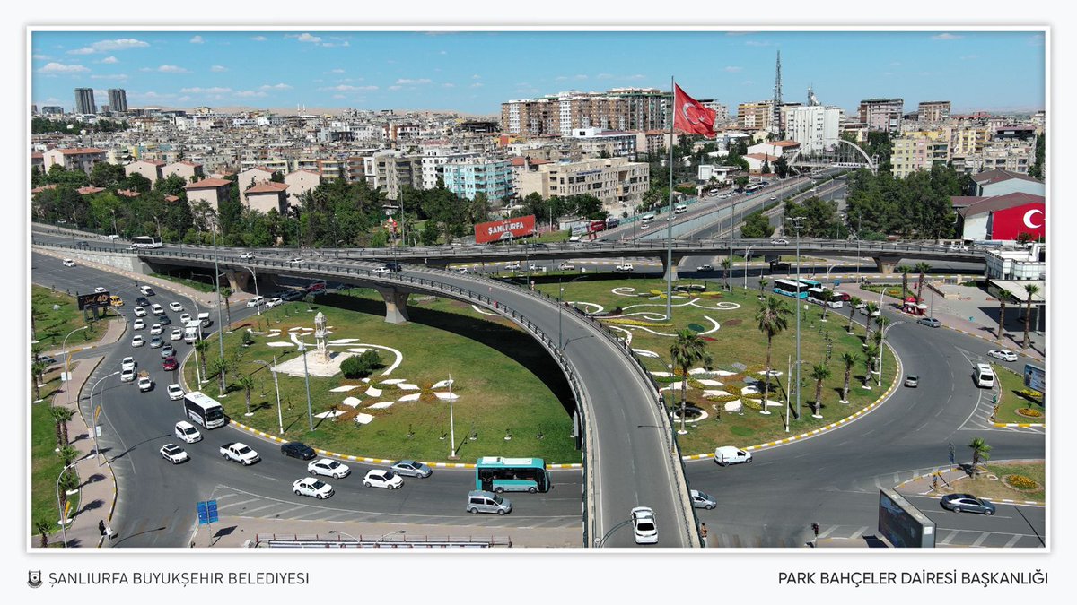 sanliurfabld's tweet photo. Şanlıurfa'nın tam merkezinde yer alan toplam 10.865 m² alandan oluşan ve 5 farklı bulvarın kesişme noktasında bulunan Abide Kavşağı'nda peyzaj düzenleme çalışmalarını tamamladık. 

Bu kapsamda;

950 m² alan üzerine renkli çalılar ve kokulu bitkiler ekimi gerçekleştirdik.

420m² alan üzerine ise yaptığımız kuru peyzaj uygulamasıyla kavşak daha modern bir görünüm kazandı. 

Daha güzel bir Şanlıurfa için çalışmaya devam edeceğiz.