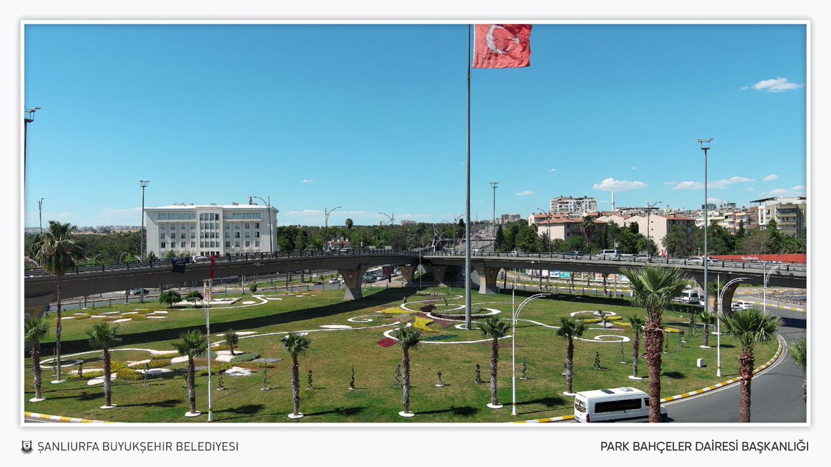 sanliurfabld's tweet photo. Şanlıurfa'nın tam merkezinde yer alan toplam 10.865 m² alandan oluşan ve 5 farklı bulvarın kesişme noktasında bulunan Abide Kavşağı'nda peyzaj düzenleme çalışmalarını tamamladık. 

Bu kapsamda;

950 m² alan üzerine renkli çalılar ve kokulu bitkiler ekimi gerçekleştirdik.

420m² alan üzerine ise yaptığımız kuru peyzaj uygulamasıyla kavşak daha modern bir görünüm kazandı. 

Daha güzel bir Şanlıurfa için çalışmaya devam edeceğiz.