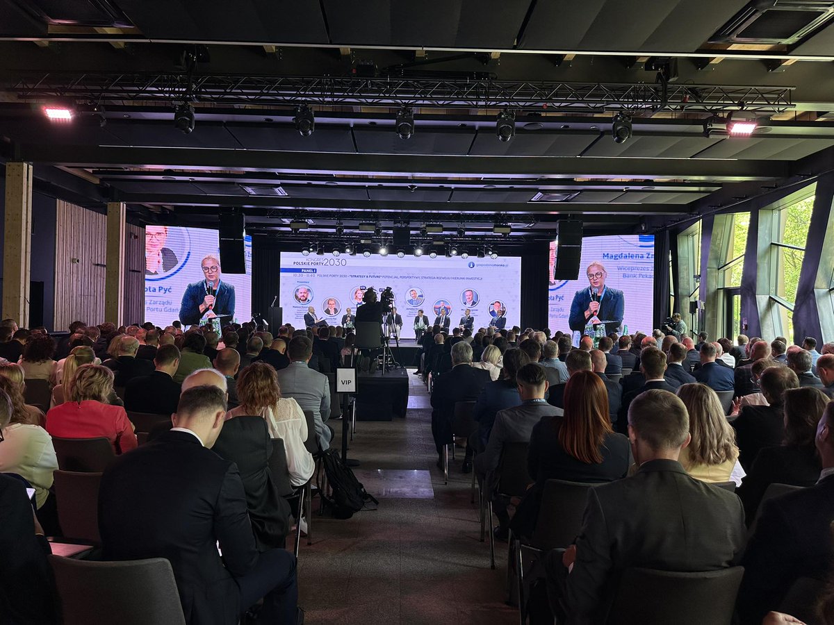 Gosp_Morska_pl's tweet photo. Trwa Kongres Polskie Porty 2030 w Sopocie. Za nami uroczyste otwarcie, podczas którego głos zabrał Wiceminister Infrastruktury @A_Marchewka i pierwsze panele dyskusyjne.

Zapraszamy do relacji: https://t.co/tBMFr831e0 https://t.co/hDYRhRNVz4