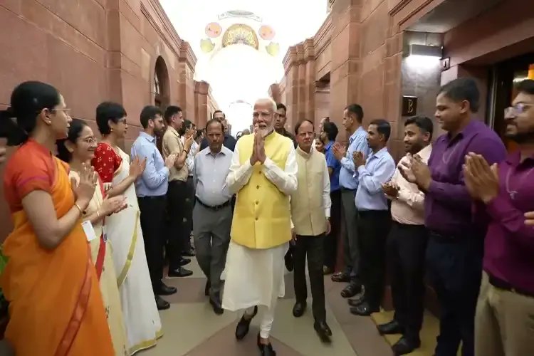 Dnn24Network's tweet image. After being sworn in for a third consecutive term, PM Narendra Modi started his day by approving the release of the 17th installment of PM Kisan Nidhi. The scheme will benefit 9.3 crore farmers and distribute around Rs 20,000 crore

awazthevoice.in/india-news/pm-…

#PMModiAgain…