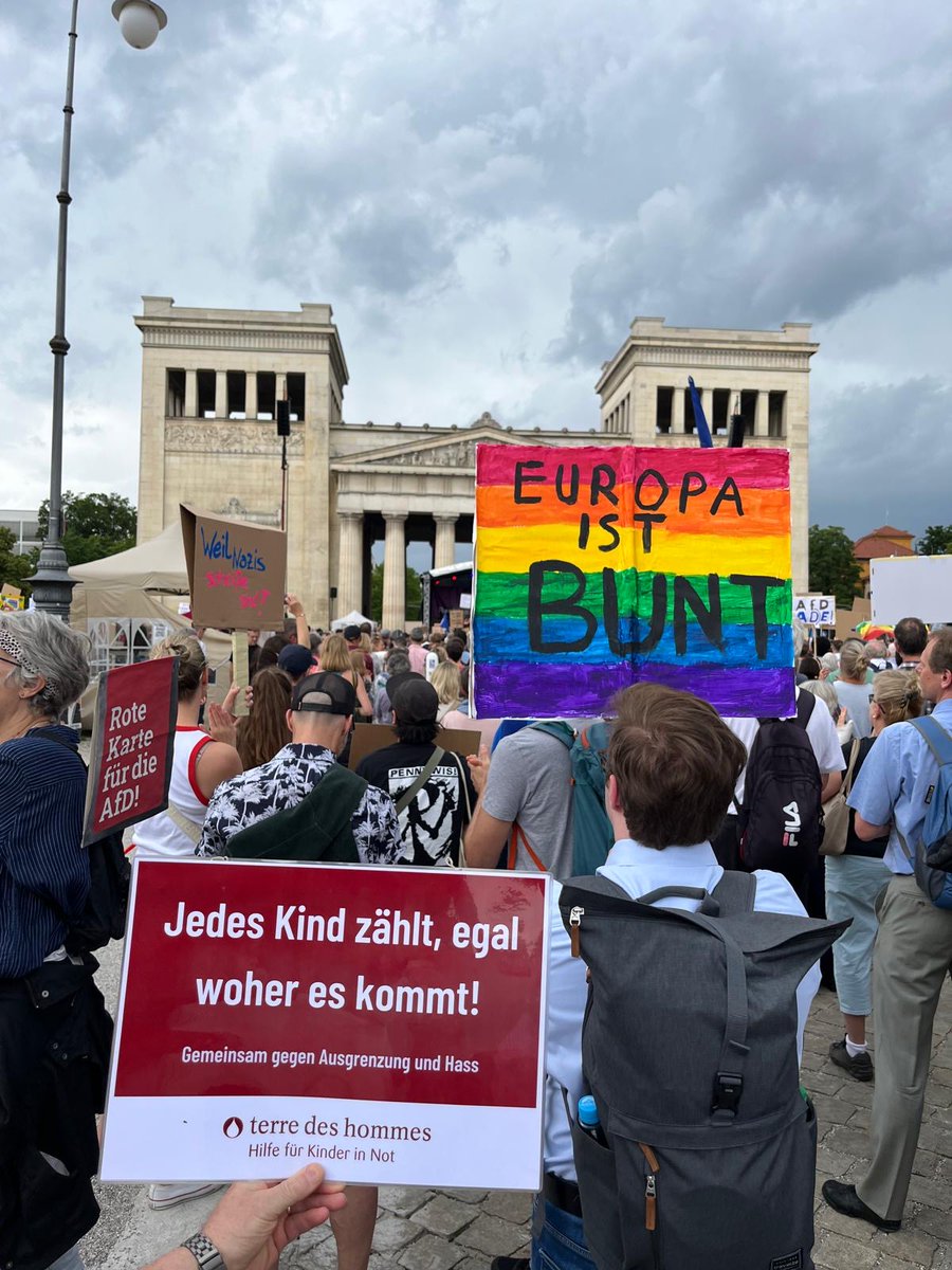 Wir sind am Wochenende anlässl. der #Europawahl in verschiedenen Städten, u.a. Berlin und München, auf die Straße gegangen und haben gezeigt: Wir stehen entschieden gegen Hass, Hetze und Rechtsextremismus! Jedes Kind zählt, egal woher es kommt!