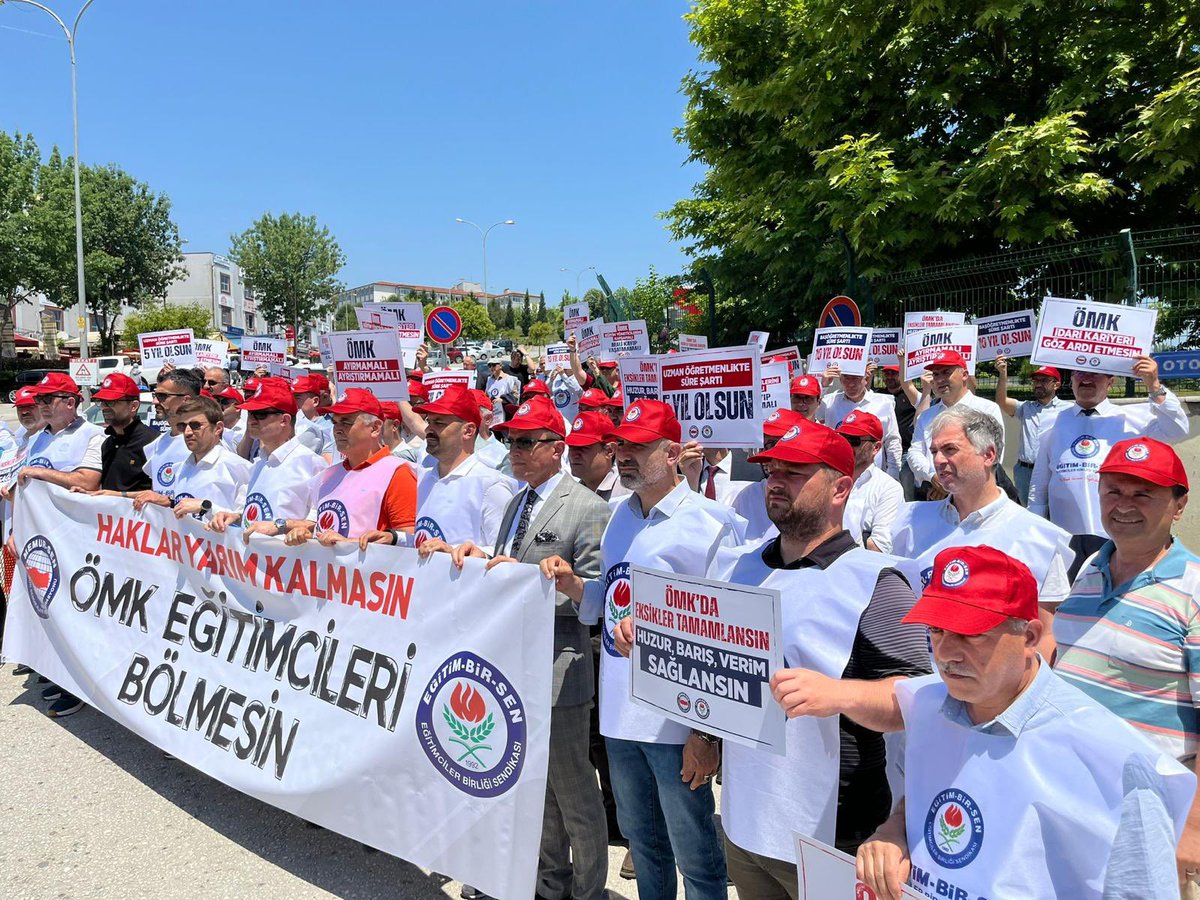 akmuharrir's tweet photo. Bir öğretmen, neden görevde yükselince kapsam dışı bırakılsın. ÖMK bir an önce revize edilmeli ve MEB Şube Müdürleri, İlçe Müdürleri, İl Müdür Yardımcıları ve Maarif Müfettişlerinin hakları verilmelidir.
#OMKBizsizOlmaz
@RTErdogan 
@Yusuf__Tekin 
@memetsimsek 
@cftcblnt 
@tcmeb https://t.co/R8JLMrup8v