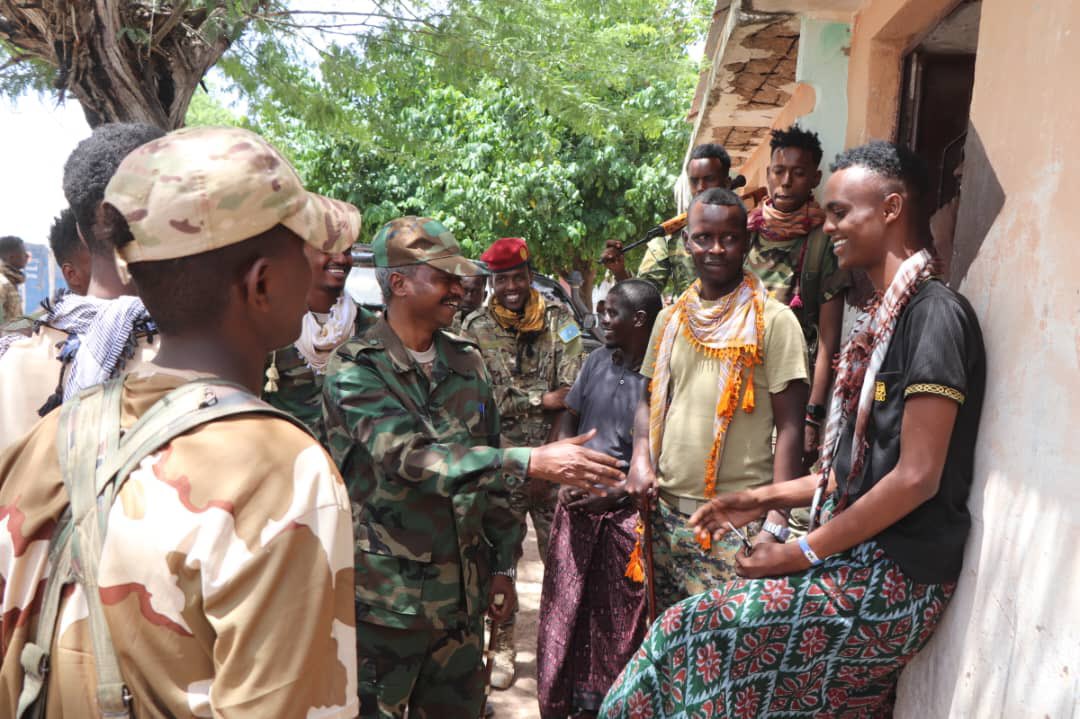 sntvnews1's tweet photo. The Commander of the National Army's ground forces, Brigadier General Dayah Abdi, visited today the forward operating bases in #Eldher district of #Galmudug State, where the National Armed Forces and locals gallantly repulsed an attack by terrorists recently. https://t.co/saqPRSTd7r
