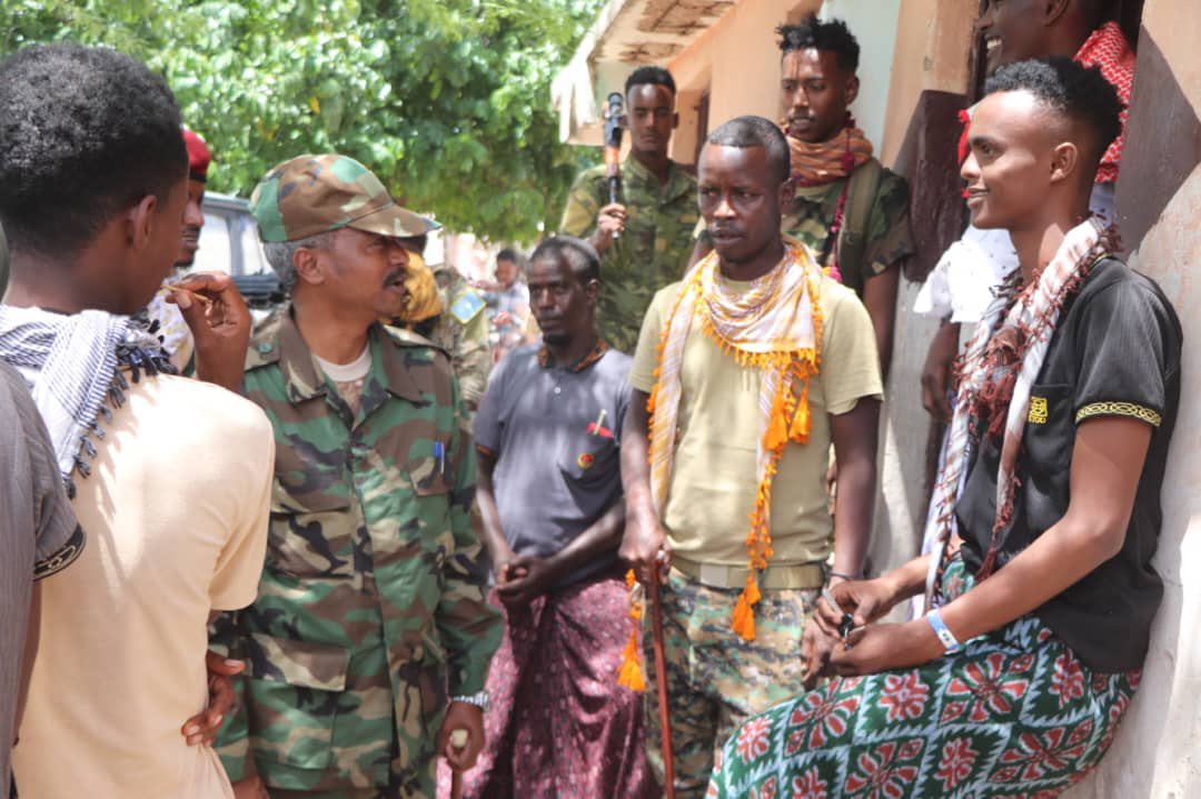 sntvnews1's tweet photo. The Commander of the National Army's ground forces, Brigadier General Dayah Abdi, visited today the forward operating bases in #Eldher district of #Galmudug State, where the National Armed Forces and locals gallantly repulsed an attack by terrorists recently. https://t.co/saqPRSTd7r