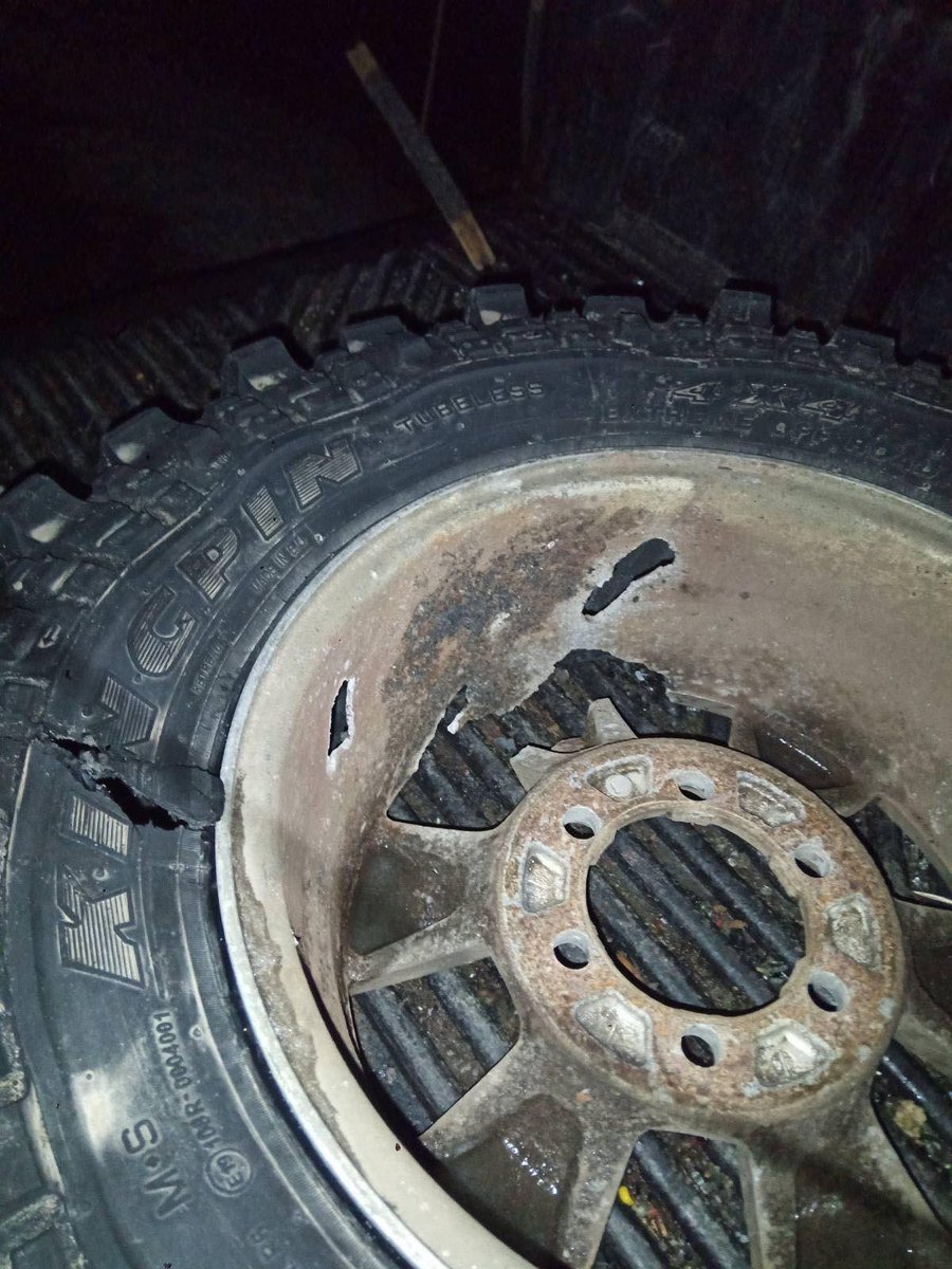 1/2 
Вітаю, друзі!
Мій дядько відкрив банку, і тут дуже потрібен ваш донат❗️Проводимо збір на автомобіль для бійців 115 бригади, 2 батальйону, 2 мінометної батареї. На фото можете побачити, в якому стані попередня машина, і зрозуміти, що пересуватись в такій не надто безпечно.