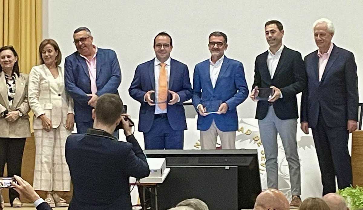 Un honor recoger el 🥉 en reputacion sanitaria <a href="/mercoranking/">Merco</a> en nombre de la unidad de #urologia #SSPA <a href="/HUVV_SAS/">Hospital Clínico Virgen de la Victoria</a>  <a href="/saludand/">Consejería de Sanidad, Presidencia y Emergencias</a> junto a mis colegas <a href="/rafamedinaSVQ/">Rafa Medina</a>  🥇 <a href="/UronefroHUVR/">@Uro-NefroHUVR</a> y <a href="/maarrabal/">Miguel Angel Arrabal</a> <a href="/clinicogranada/">Hospital Universitario Clínico San Cecilio</a> 🥈 
Un orgullo pertenecer a este gran equipo <a href="/_ibima/">IBIMA Plataforma BIONAND</a> <a href="/genitouro/">GenitoUrinary Research Unit</a> <a href="/HUVV_SAS/">Hospital Clínico Virgen de la Victoria</a>
