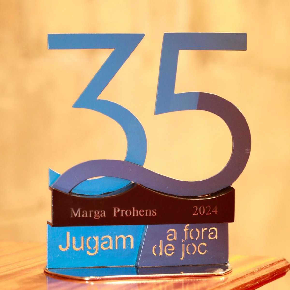 Enhorabona i molts d'anys per aquest 35è aniversari del programa ‘Jugam a Fora de Joc’. Som una terra de campions, gràcies als tertulians i al director del programa, <a href="/JA_Bauza/">Juan Antonio Bauza</a>, per difondre els valors de l’esport entre els ciutadans de les Illes Balears.