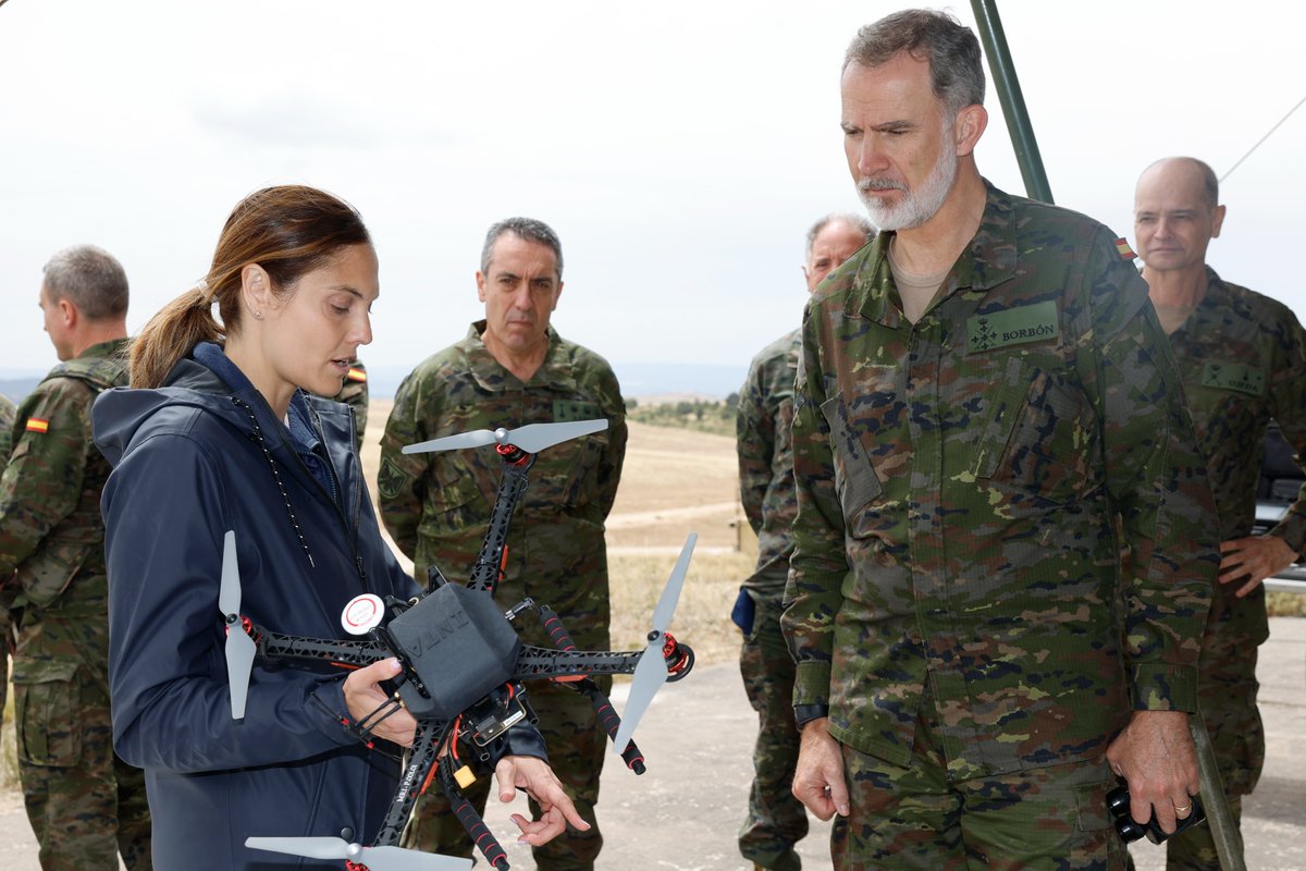 CasaReal's tweet photo. Cerca de 300 efectivos de las Fuerzas Armadas y de otros organismos del Ministerio de Defensa y del Ministerio del Interior participan estos días en el Ejercicio “Atlas 24” del @EjercitoTierra al que asiste hoy el Rey en Zaragoza.

➡️https://t.co/BzROR8anEX https://t.co/rXRQN02Vxx