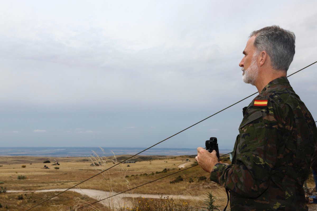 CasaReal's tweet photo. Cerca de 300 efectivos de las Fuerzas Armadas y de otros organismos del Ministerio de Defensa y del Ministerio del Interior participan estos días en el Ejercicio “Atlas 24” del @EjercitoTierra al que asiste hoy el Rey en Zaragoza.

➡️https://t.co/BzROR8anEX https://t.co/rXRQN02Vxx