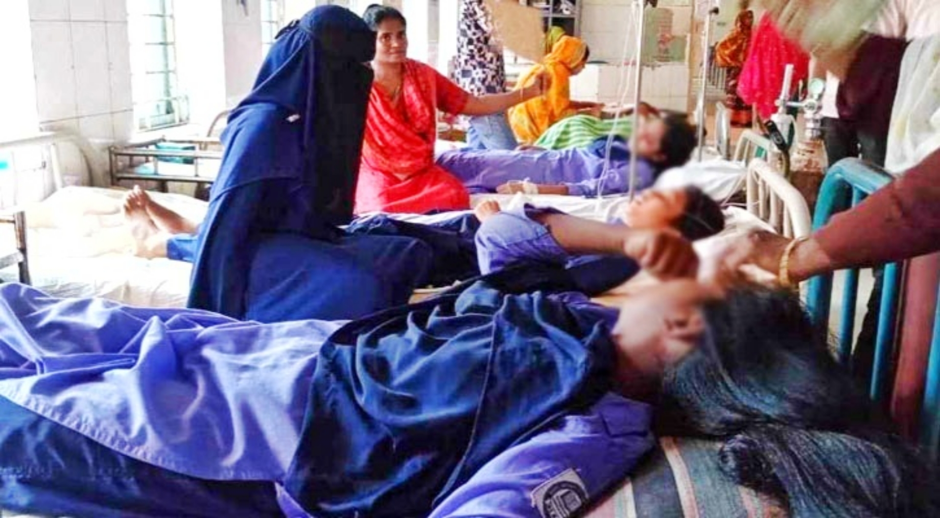 আত্রাইয়ে হটাৎ অসুস্থ হয়ে হাসপাতালে ভর্তি ৪ শিক্ষার্থী