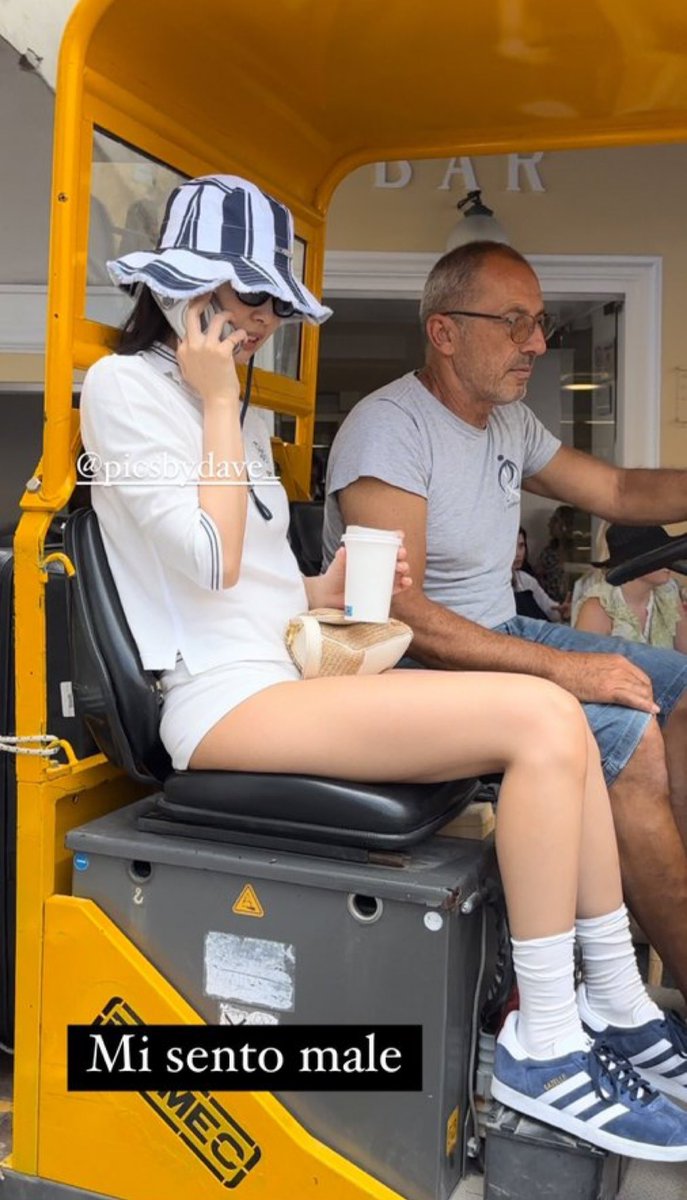 NEWSJENNlE's tweet photo. 📸 240610 #JENNIE in Capri https://t.co/Be1DwPYxNn