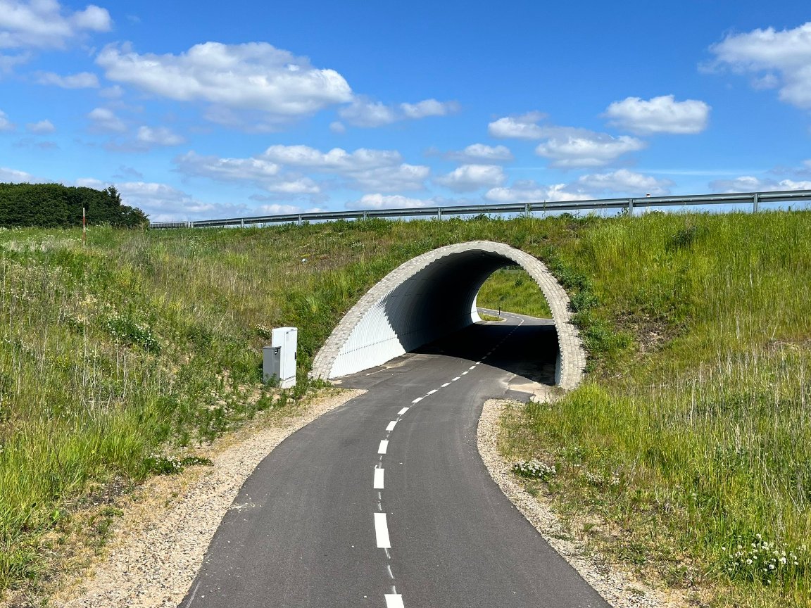 Cycling Embassy of 🇩🇰Denmark (@cyclingembassy) on Twitter photo Seamless, level-free crossings of major roads are also important in rural areas to reduce car dependency.
Underpass for bicycles between Kibæk (population: 3,400) and Herning (population: 51,300).
Pic by <a href="/jenspeterhansen/">Jens Peter Hansen</a> Seamless, level-free crossings of major roads are also important in rural areas to reduce car dependency.
Underpass for bicycles between Kibæk (population: 3,400) and Herning (population: 51,300).
Pic by <a href="/jenspeterhansen/">Jens Peter Hansen</a>