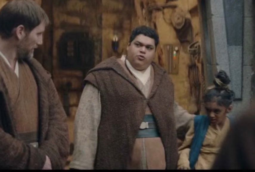 SitoCinema's tweet photo. Expongo mi opinión de la polémica del Jedi pasado de peso de #TheAcolyte, que nadie se ofenda, es una opinión personal.
Vamos a ello:
Un Jedi es un protector, un guardián de la orden, tienen disciplina un entrenamiento riguroso y autoexigencia, no lo digo yo lo dice su código y sus propias definiciones que podéis buscar en internet, en el canon y en las propias películas, cómics y mil historias, estar en una condición física que no te permite sacar las mayores cualidades Jedi (agilidad, habilidad con espada, correr, acrobacias, forma física respiración normal) significa que eres un Jedi sin compromiso y no merecedor de ese rango ya que no estás preparado para todo tipo de situaciones.
Protegen a los débiles harán todo lo posible física y mentalmente para establecer la paz y el orden.
Que este en una condición física fuera de lugar que no le permite estar al 100% es un punto en su contra, no se trata de ficción se trata de establecer una lógica al mundo que representas y rango que posees.
No me sirve y ¿Grogu? (es ágil) Y el que sale en cómic que es como Jabba (en el propio cómic te específica que tiene prodigio fuera de sí y es una excepción de una novela de San Quintín) y Yoda que es mayor, Yoda fue ágil los Jedi mayores son como polícias ya retirados o mayores tuvieron su época y aún así con la edad se han mantenido en forma.
No sé si es algo normal y ficticio (como dicen muchos) espero ver a este Jedi en una persecución corriendo tras unos malos o en una batalla similar a las guerras clon haciendo sus acrobacias ya que es algo ficcion adelante. Si vamos a normalizar ya todo y todo vale perfecto, pero que la creadora tenga valentía a hacer lo que he puesto y no lo ponga de Photocall.
Que no niego que sea fuerte, tenga mucha fuerza y habilidades con la espada, pero una cosa no quita la otra.
En resumen. ¿Un Jedi puede estar con sobrepeso? no porque rompe su propio código moral Jedi de exigencia del código y compromiso, es ir contra corriente de sus propias leyes.
¿Quieres normalizar lo contrario? ese es otro tema.
¿Quieres ir en contra de la física lógica de agilidad, rapidez, exigencia física de un puesto que lo requiere? es otro tema también.