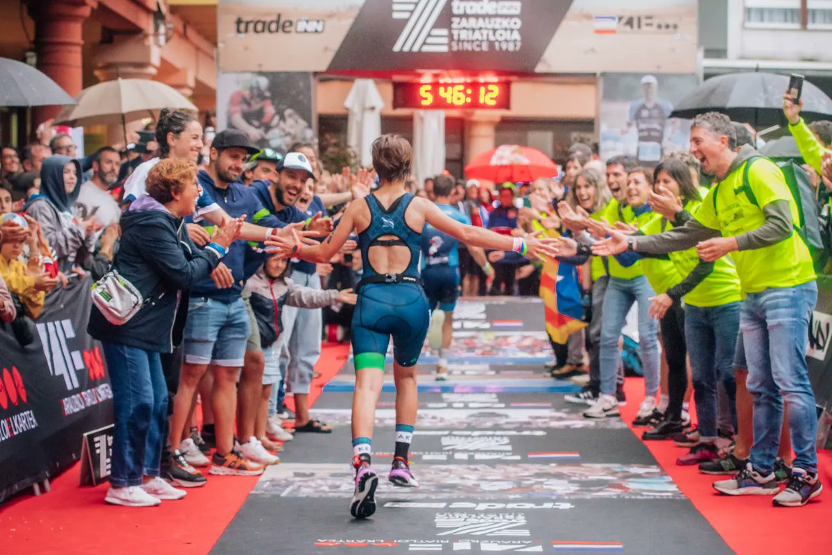 Zarauzko triatloiko txapeldun handiena zu zara, Gisele. Hitzik gabe, ileak puntan. Pol ziur oso harro egongo dela bere amaz ❤‍🩹, gu guztiok gauden bezela. LLIÇÓ DE VIDA 🙌