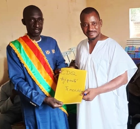 AmprodeSahel's tweet photo. Dans le cadre de la mise en œuvre des activités de la composante 2.3 du PDREAS, l'ONG @AmprodeSahel a procédé à la remise officielle des récépissés aux 5 CDQ et 01 CDC de la commune urbaine de Tenenkou.
#BanqueMondiale
#amprode_sahel
#pdreas https://t.co/2Mhd7V8pup