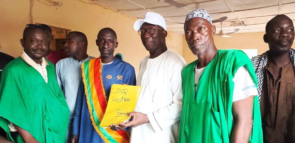 AmprodeSahel's tweet photo. Dans le cadre de la mise en œuvre des activités de la composante 2.3 du PDREAS, l'ONG @AmprodeSahel a procédé à la remise officielle des récépissés aux 5 CDQ et 01 CDC de la commune urbaine de Tenenkou.
#BanqueMondiale
#amprode_sahel
#pdreas https://t.co/2Mhd7V8pup